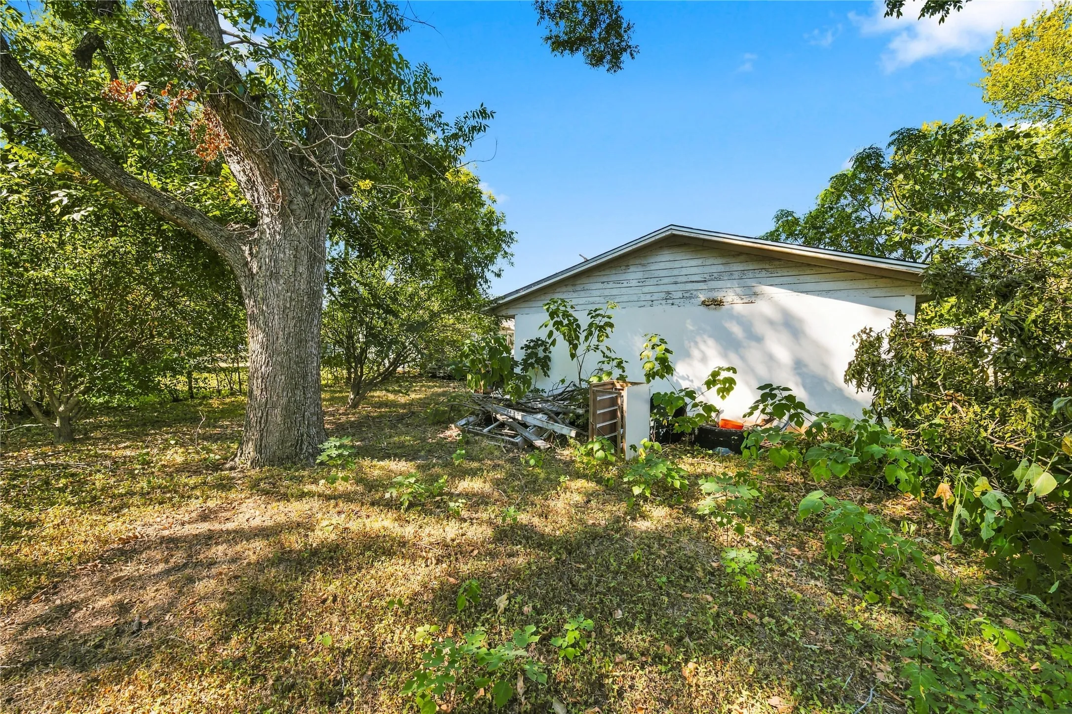 Single Family Residence For Sale in Mc Lennan County , 915 DAWSON Street, Waco, Texas 76704, 2 Bedroom, 1 Bathroom, Garage spaces, 1,386 Sqft, built in 1930, mls#21374868, Real Estate Agent in Waco, Homes For Sale in Mc Lennan county, Homes For Sale in Waco, Realtor in Waco Texas, Real Estate Brokerage Independent Realty Texas, Luminita Cordes Realtor