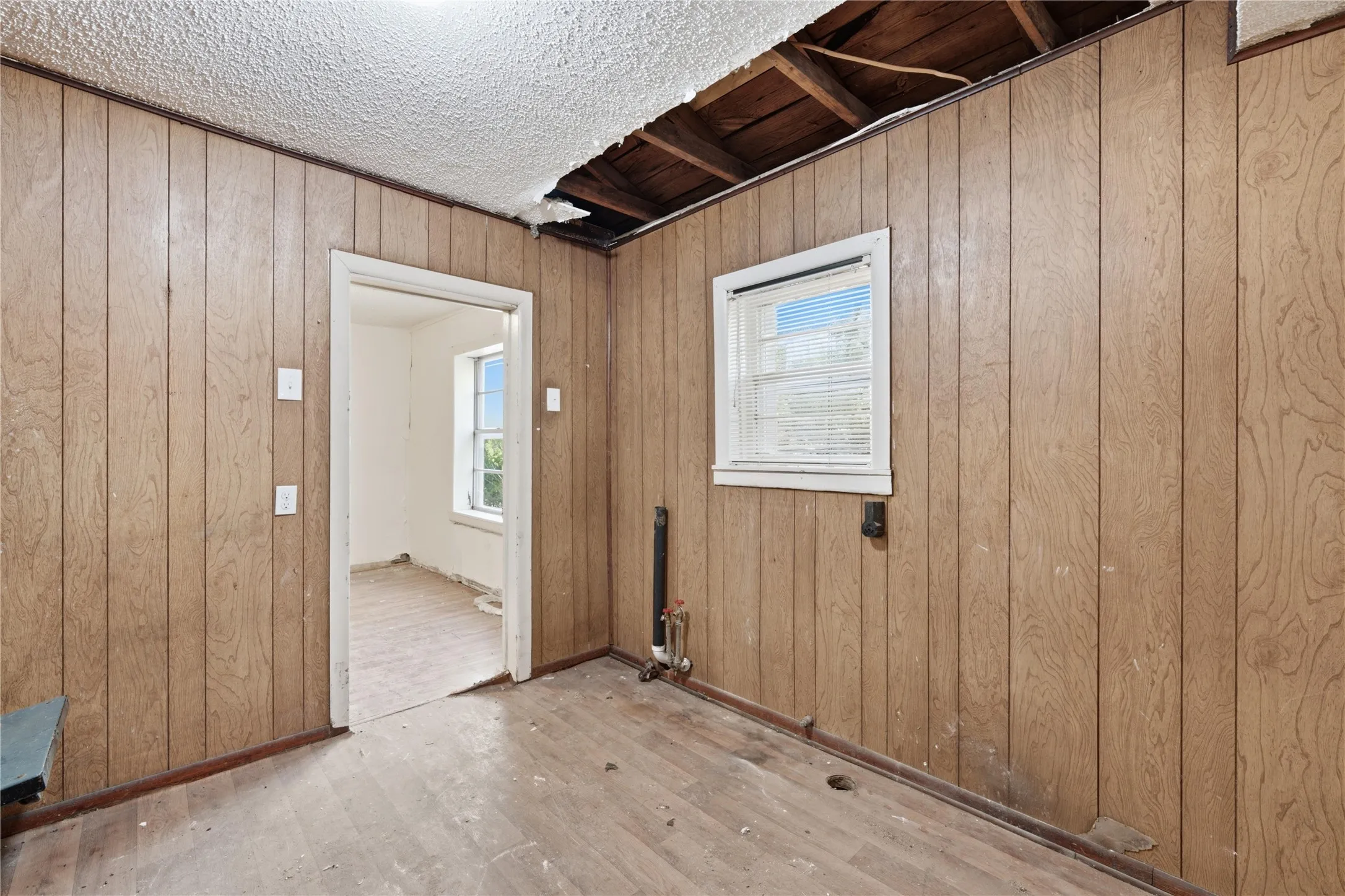Single Family Residence For Sale in Mc Lennan County , 915 DAWSON Street, Waco, Texas 76704, 2 Bedroom, 1 Bathroom, Garage spaces, 1,386 Sqft, built in 1930, mls#21374868, Real Estate Agent in Waco, Homes For Sale in Mc Lennan county, Homes For Sale in Waco, Realtor in Waco Texas, Real Estate Brokerage Independent Realty Texas, Luminita Cordes Realtor