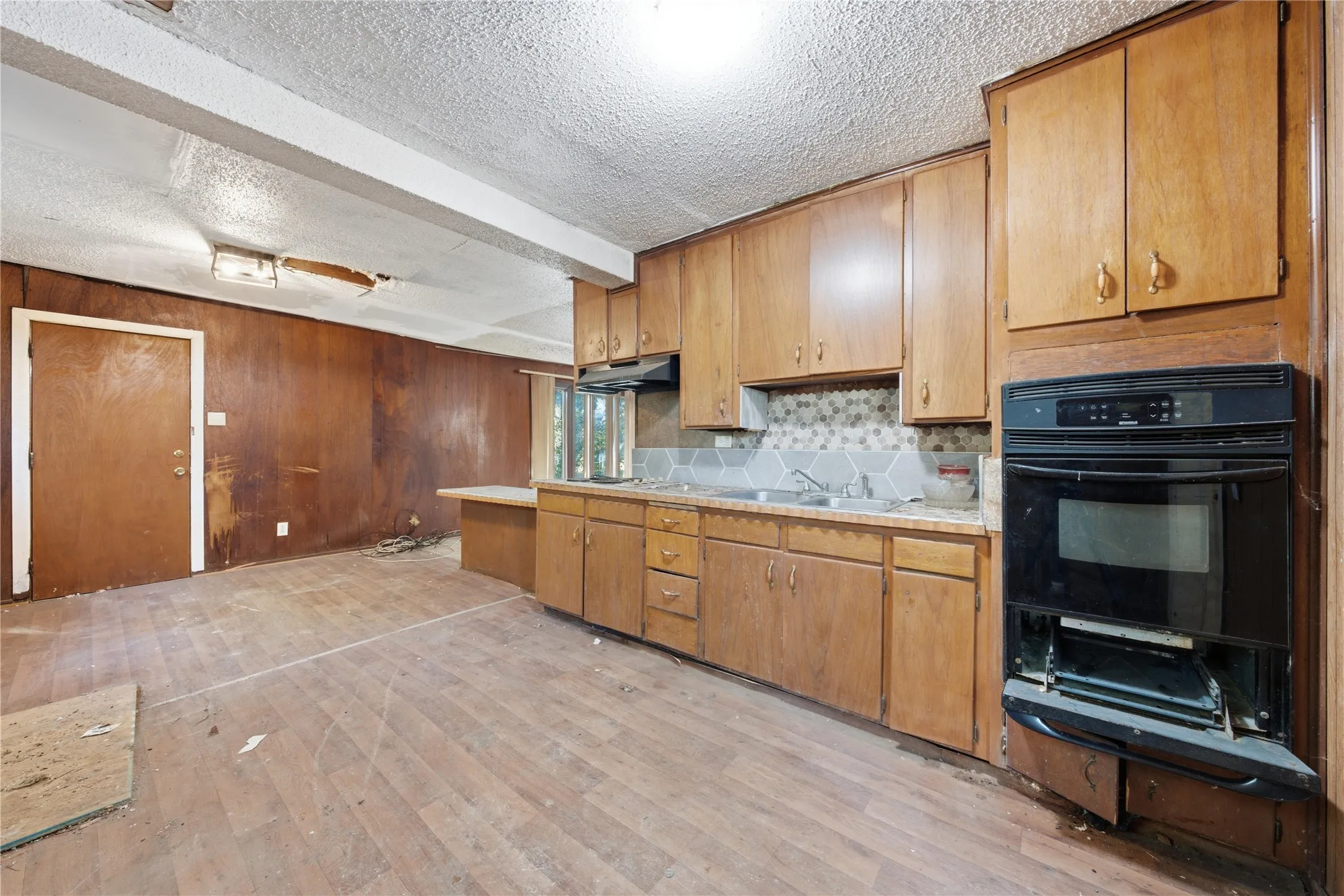 Single Family Residence For Sale in Mc Lennan County , 915 DAWSON Street, Waco, Texas 76704, 2 Bedroom, 1 Bathroom, Garage spaces, 1,386 Sqft, built in 1930, mls#21374868, Real Estate Agent in Waco, Homes For Sale in Mc Lennan county, Homes For Sale in Waco, Realtor in Waco Texas, Real Estate Brokerage Independent Realty Texas, Luminita Cordes Realtor