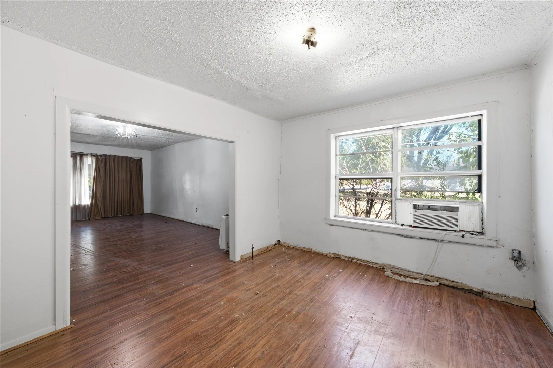 Single Family Residence For Sale in Mc Lennan County , 915 DAWSON Street, Waco, Texas 76704, 2 Bedroom, 1 Bathroom, Garage spaces, 1,386 Sqft, built in 1930, mls#21374868, Real Estate Agent in Waco, Homes For Sale in Mc Lennan county, Homes For Sale in Waco, Realtor in Waco Texas, Real Estate Brokerage Independent Realty Texas, Luminita Cordes Realtor