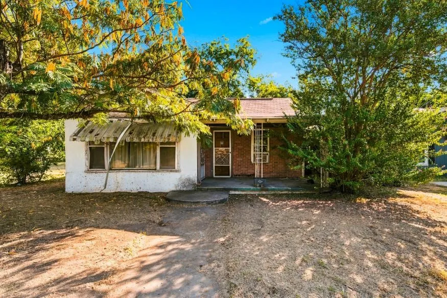 Single Family Residence For Sale in Mc Lennan County , 915 DAWSON Street, Waco, Texas 76704, 2 Bedroom, 1 Bathroom, Garage spaces, 1,386 Sqft, built in 1930, mls#21374868, Real Estate Agent in Waco, Homes For Sale in Mc Lennan county, Homes For Sale in Waco, Realtor in Waco Texas, Real Estate Brokerage Independent Realty Texas, Luminita Cordes Realtor