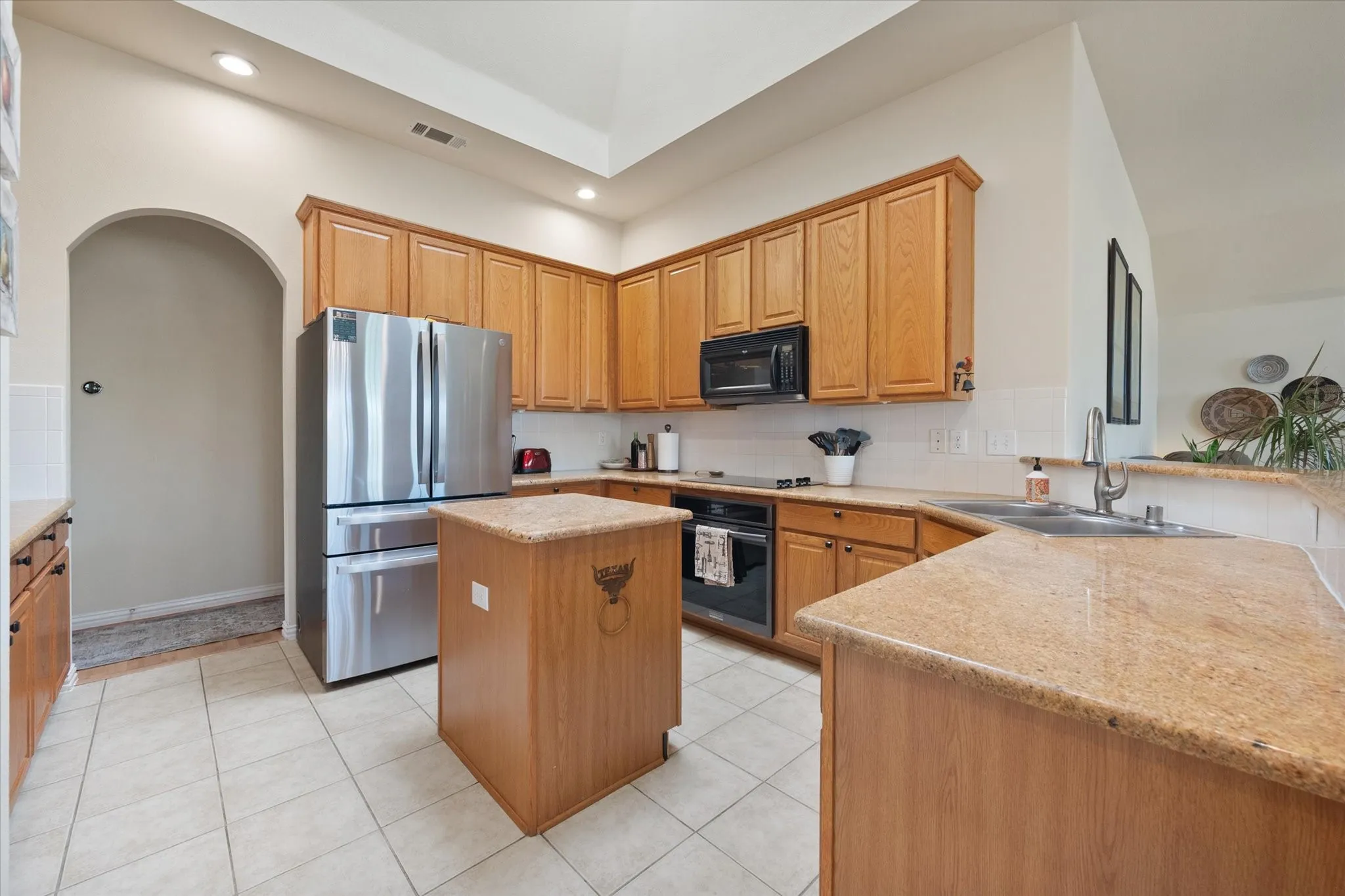 Single Family Residence For Sale in Ellis County , 8821 Mallory Court, Waxahachie, Texas 76065, 4 Bedroom, 2 Bathroom, 3 Garage spaces, 2,201 Sqft, built in 2005, mls#21369380, Real Estate Agent in Waxahachie, Homes For Sale in Ellis county, Homes For Sale in Waxahachie, Realtor in Waxahachie Texas, Real Estate Brokerage Independent Realty Texas, Luminita Cordes Realtor