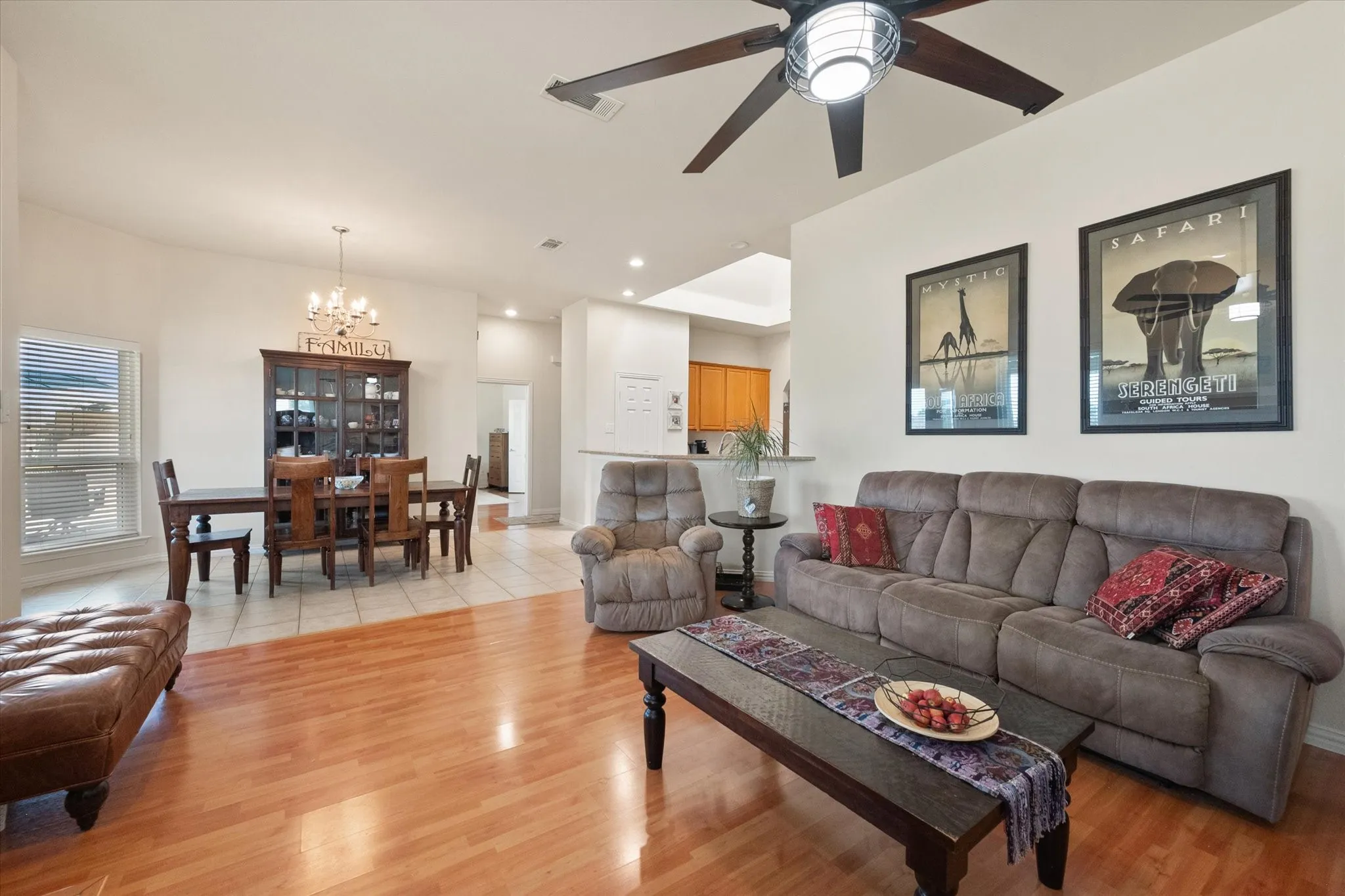 Single Family Residence For Sale in Ellis County , 8821 Mallory Court, Waxahachie, Texas 76065, 4 Bedroom, 2 Bathroom, 3 Garage spaces, 2,201 Sqft, built in 2005, mls#21369380, Real Estate Agent in Waxahachie, Homes For Sale in Ellis county, Homes For Sale in Waxahachie, Realtor in Waxahachie Texas, Real Estate Brokerage Independent Realty Texas, Luminita Cordes Realtor