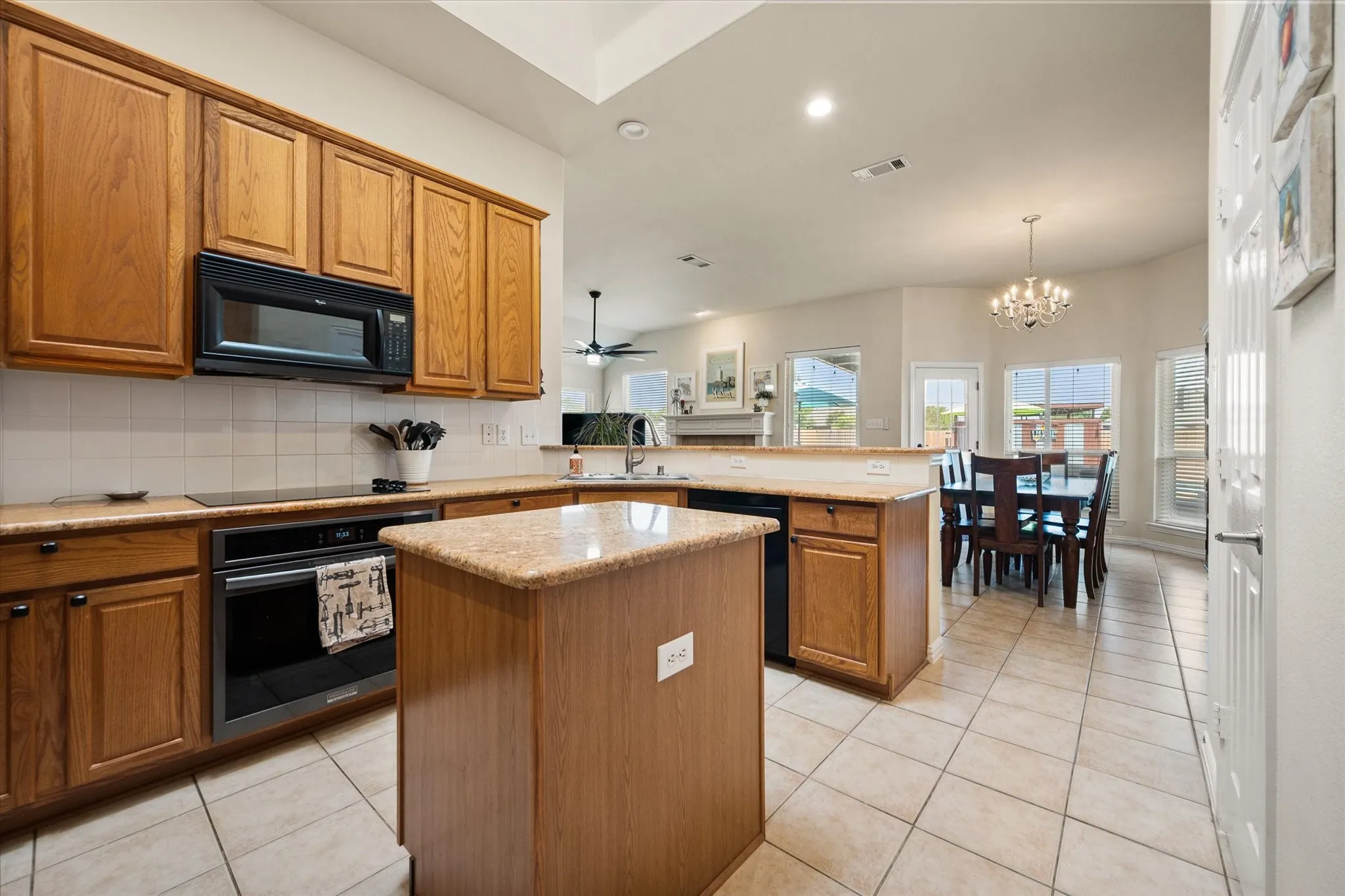 Single Family Residence For Sale in Ellis County , 8821 Mallory Court, Waxahachie, Texas 76065, 4 Bedroom, 2 Bathroom, 3 Garage spaces, 2,201 Sqft, built in 2005, mls#21369380, Real Estate Agent in Waxahachie, Homes For Sale in Ellis county, Homes For Sale in Waxahachie, Realtor in Waxahachie Texas, Real Estate Brokerage Independent Realty Texas, Luminita Cordes Realtor