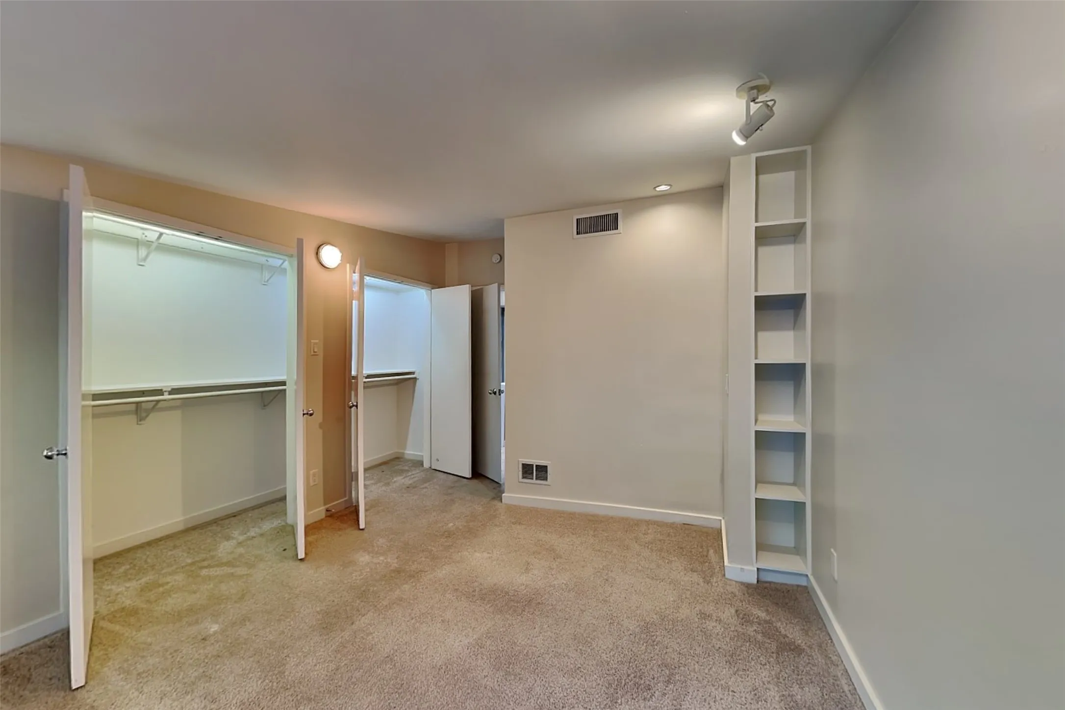 Apartment For Rent in Dallas County , 4241 Buena Vista Street 20, Dallas, Texas 75205, 2 Bedroom, 2 Bathroom, Garage spaces, 1,163 Sqft, built in 1994, mls#21374617, Real Estate Agent in Dallas, Homes For Rent in Dallas county, Homes For Rent in Dallas, Realtor in Dallas Texas, Real Estate Brokerage Independent Realty Texas, Luminita Cordes Realtor