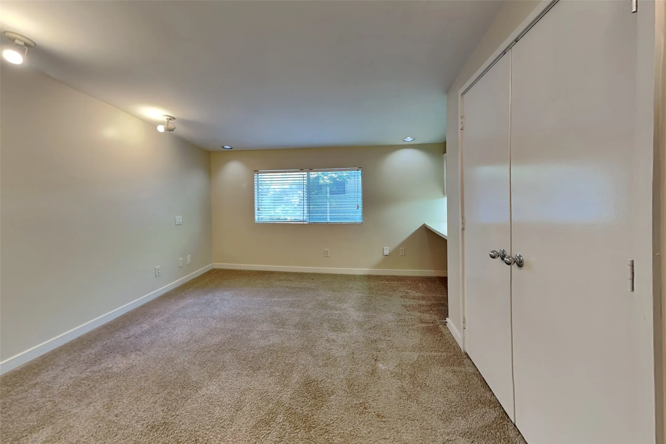 Apartment For Rent in Dallas County , 4241 Buena Vista Street 20, Dallas, Texas 75205, 2 Bedroom, 2 Bathroom, Garage spaces, 1,163 Sqft, built in 1994, mls#21374617, Real Estate Agent in Dallas, Homes For Rent in Dallas county, Homes For Rent in Dallas, Realtor in Dallas Texas, Real Estate Brokerage Independent Realty Texas, Luminita Cordes Realtor