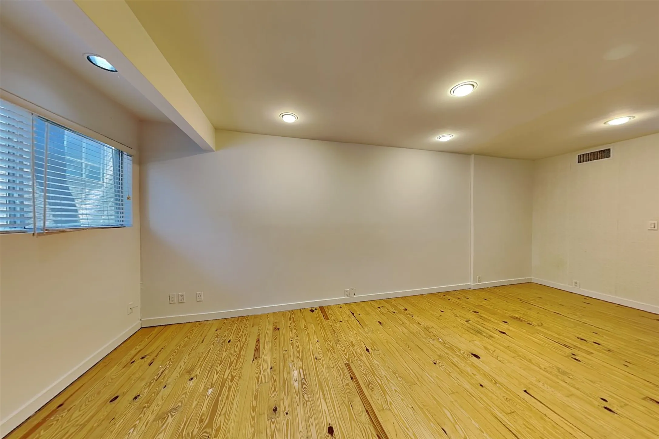 Apartment For Rent in Dallas County , 4241 Buena Vista Street 20, Dallas, Texas 75205, 2 Bedroom, 2 Bathroom, Garage spaces, 1,163 Sqft, built in 1994, mls#21374617, Real Estate Agent in Dallas, Homes For Rent in Dallas county, Homes For Rent in Dallas, Realtor in Dallas Texas, Real Estate Brokerage Independent Realty Texas, Luminita Cordes Realtor
