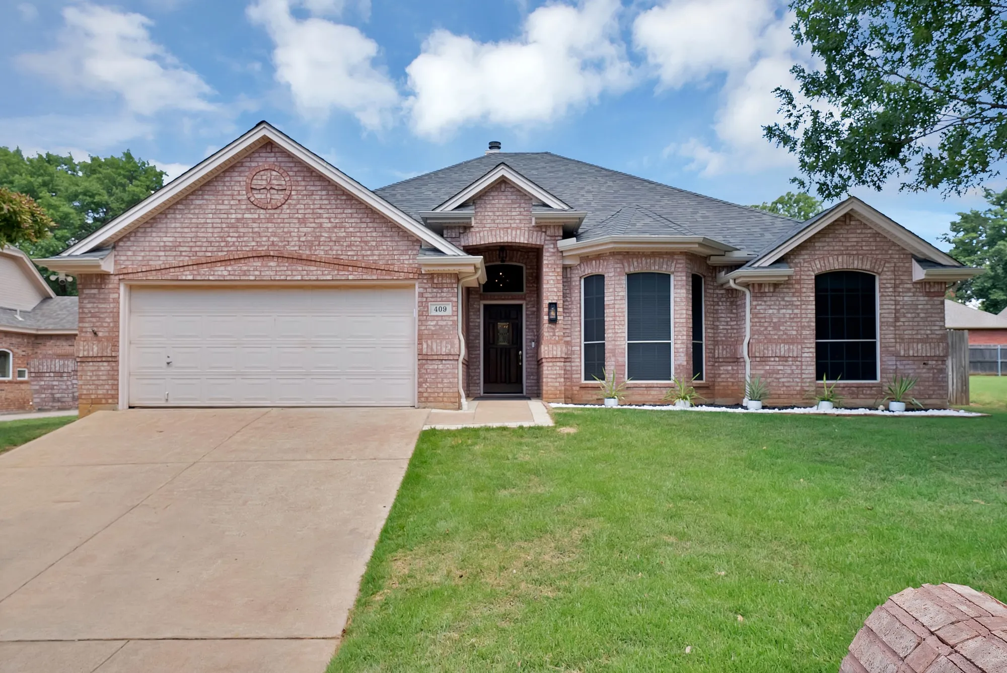 Single Family Residence For Rent in Tarrant County , 409 Bryce Lane, Arlington, Texas 76013, 3 Bedroom, 2 Bathroom, 2 Garage spaces, 1,989 Sqft, built in 1993, mls#21374946, Real Estate Agent in Arlington, Homes For Rent in Tarrant county, Homes For Rent in Arlington, Realtor in Arlington Texas, Real Estate Brokerage Independent Realty Texas, Luminita Cordes Realtor
