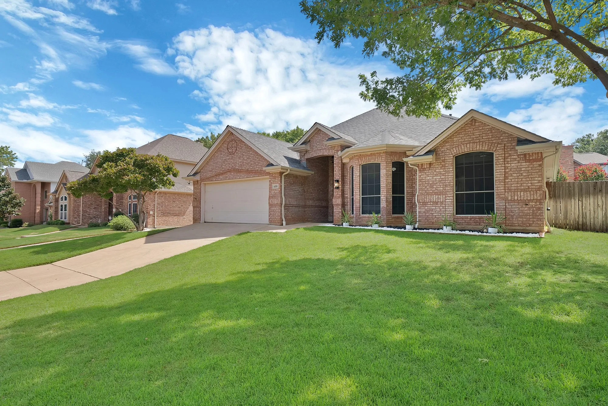 Single Family Residence For Rent in Tarrant County , 409 Bryce Lane, Arlington, Texas 76013, 3 Bedroom, 2 Bathroom, 2 Garage spaces, 1,989 Sqft, built in 1993, mls#21374946, Real Estate Agent in Arlington, Homes For Rent in Tarrant county, Homes For Rent in Arlington, Realtor in Arlington Texas, Real Estate Brokerage Independent Realty Texas, Luminita Cordes Realtor