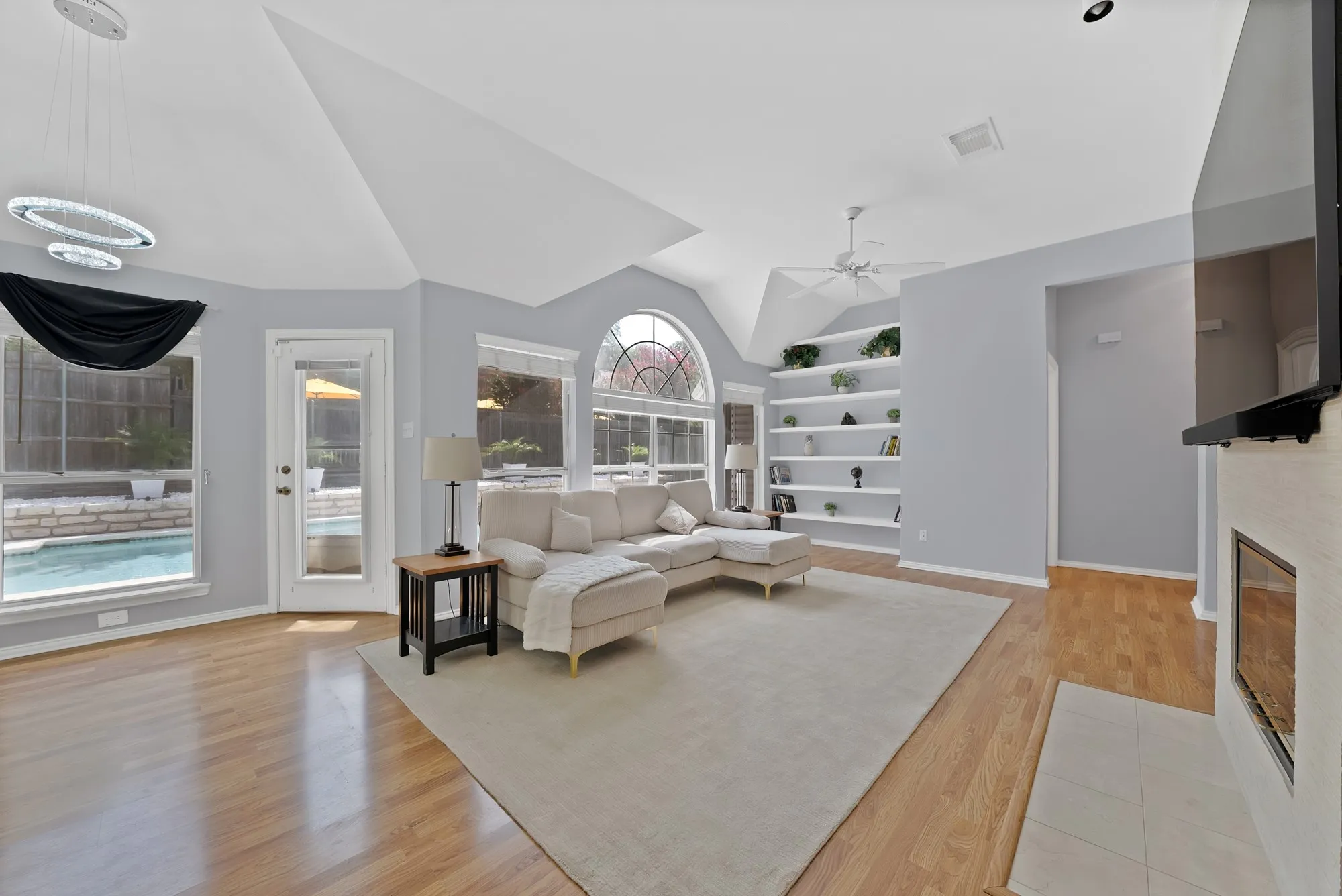Single Family Residence For Rent in Tarrant County , 409 Bryce Lane, Arlington, Texas 76013, 3 Bedroom, 2 Bathroom, 2 Garage spaces, 1,989 Sqft, built in 1993, mls#21374946, Real Estate Agent in Arlington, Homes For Rent in Tarrant county, Homes For Rent in Arlington, Realtor in Arlington Texas, Real Estate Brokerage Independent Realty Texas, Luminita Cordes Realtor
