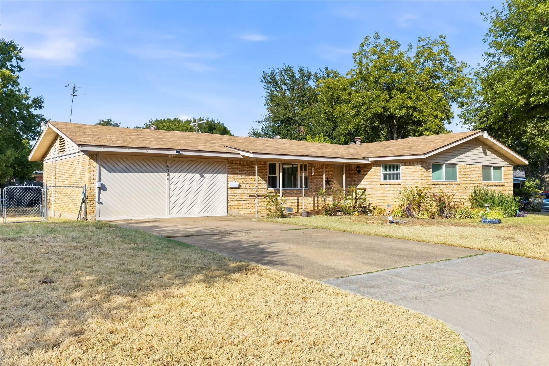 Single Family Residence For Sale in Tarrant County , 6725 Cylinda Sue Circle, North Richland Hills, Texas 76180, 4 Bedroom, 3 Bathroom, Garage spaces, 2,124 Sqft, built in 1958, mls#21374839, Real Estate Agent in North Richland Hills, Homes For Sale in Tarrant county, Homes For Sale in North Richland Hills, Realtor in North Richland Hills Texas, Real Estate Brokerage Independent Realty Texas, Luminita Cordes Realtor
