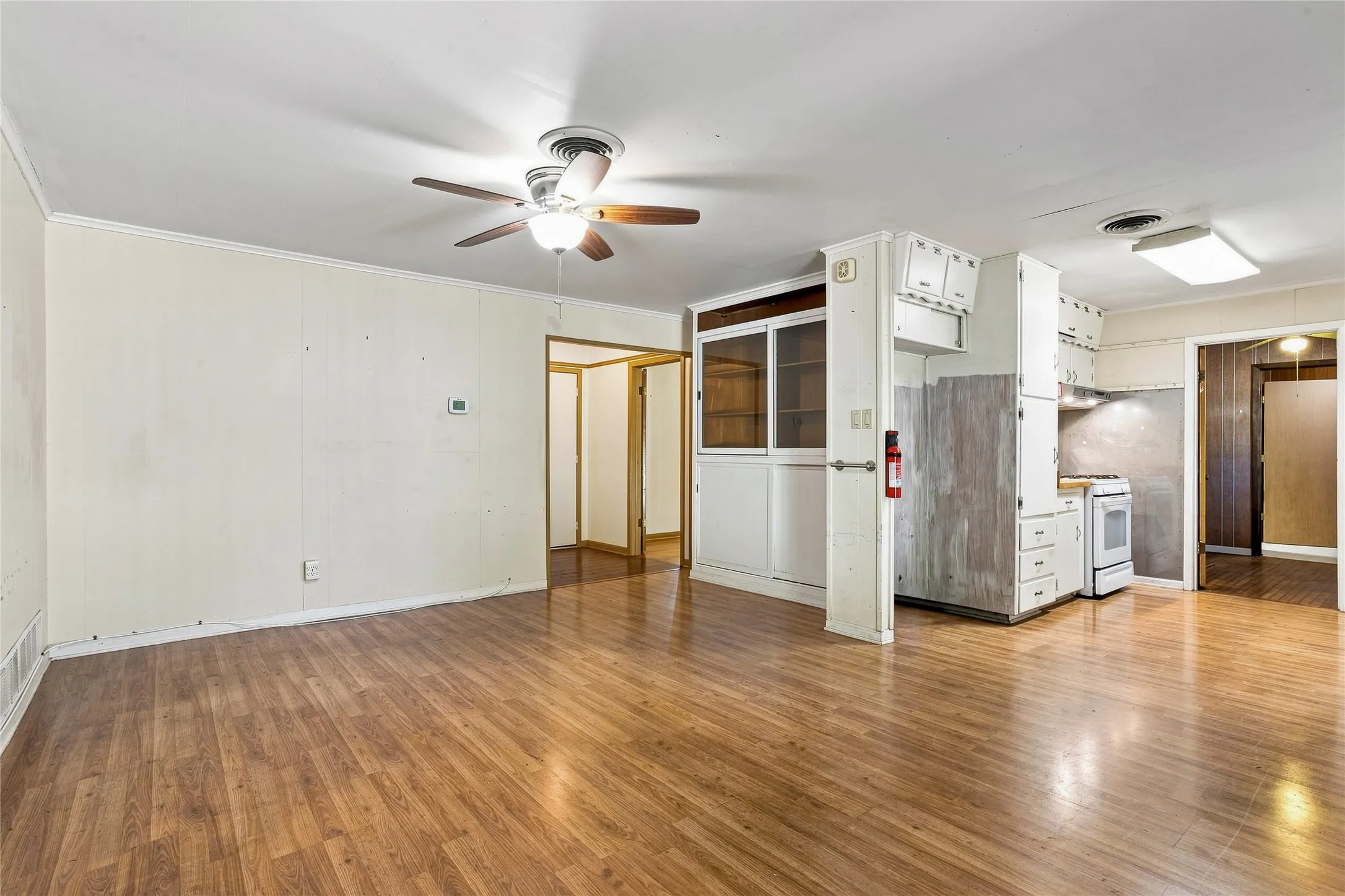 Single Family Residence For Sale in Tarrant County , 6725 Cylinda Sue Circle, North Richland Hills, Texas 76180, 4 Bedroom, 3 Bathroom, Garage spaces, 2,124 Sqft, built in 1958, mls#21374839, Real Estate Agent in North Richland Hills, Homes For Sale in Tarrant county, Homes For Sale in North Richland Hills, Realtor in North Richland Hills Texas, Real Estate Brokerage Independent Realty Texas, Luminita Cordes Realtor