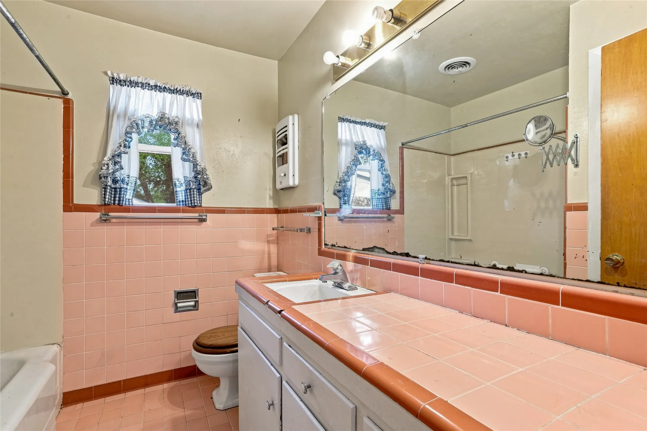 Single Family Residence For Sale in Tarrant County , 6725 Cylinda Sue Circle, North Richland Hills, Texas 76180, 4 Bedroom, 3 Bathroom, Garage spaces, 2,124 Sqft, built in 1958, mls#21374839, Real Estate Agent in North Richland Hills, Homes For Sale in Tarrant county, Homes For Sale in North Richland Hills, Realtor in North Richland Hills Texas, Real Estate Brokerage Independent Realty Texas, Luminita Cordes Realtor