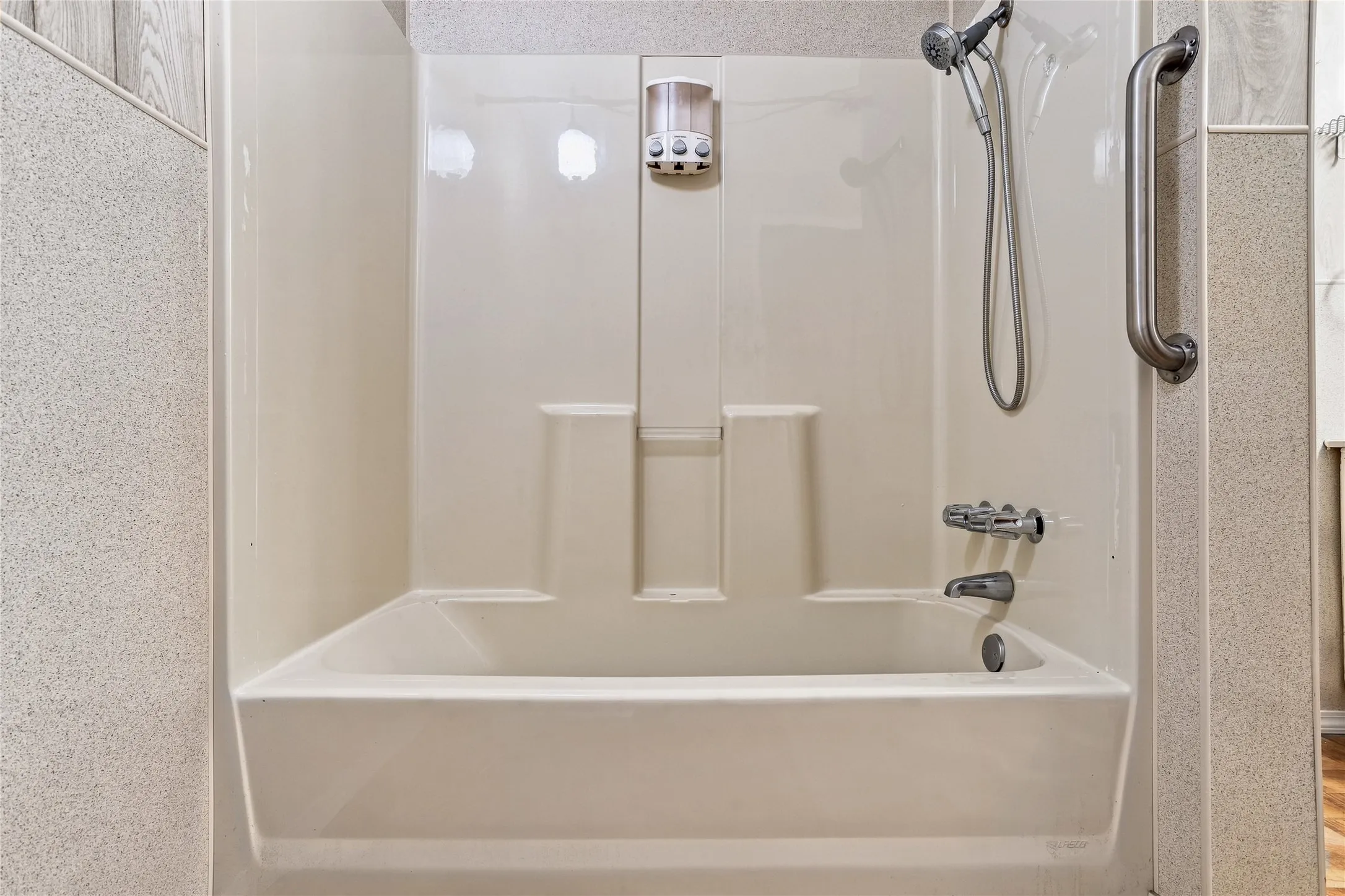 Single Family Residence For Sale in Tarrant County , 6725 Cylinda Sue Circle, North Richland Hills, Texas 76180, 4 Bedroom, 3 Bathroom, Garage spaces, 2,124 Sqft, built in 1958, mls#21374839, Real Estate Agent in North Richland Hills, Homes For Sale in Tarrant county, Homes For Sale in North Richland Hills, Realtor in North Richland Hills Texas, Real Estate Brokerage Independent Realty Texas, Luminita Cordes Realtor