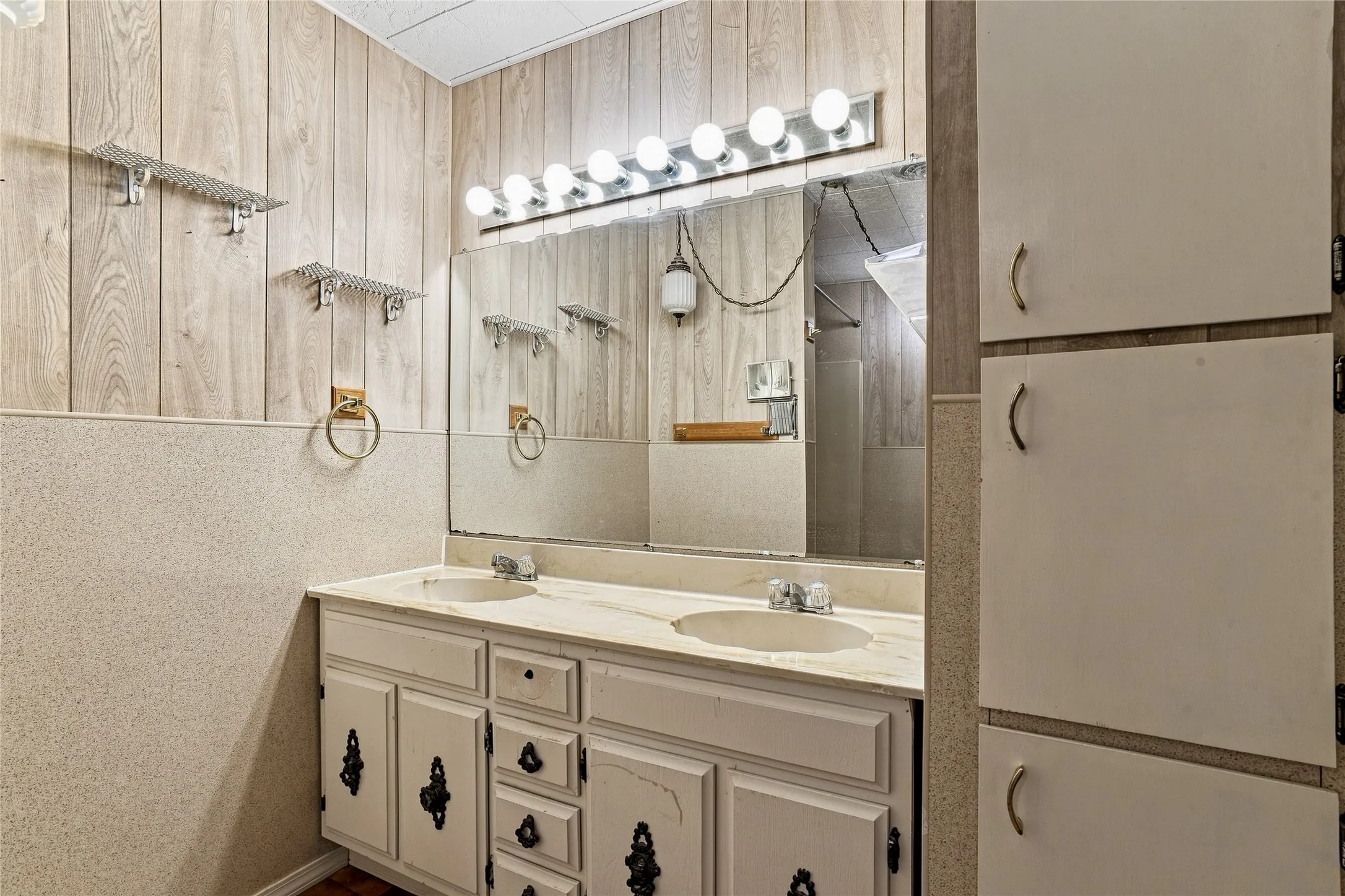 Single Family Residence For Sale in Tarrant County , 6725 Cylinda Sue Circle, North Richland Hills, Texas 76180, 4 Bedroom, 3 Bathroom, Garage spaces, 2,124 Sqft, built in 1958, mls#21374839, Real Estate Agent in North Richland Hills, Homes For Sale in Tarrant county, Homes For Sale in North Richland Hills, Realtor in North Richland Hills Texas, Real Estate Brokerage Independent Realty Texas, Luminita Cordes Realtor