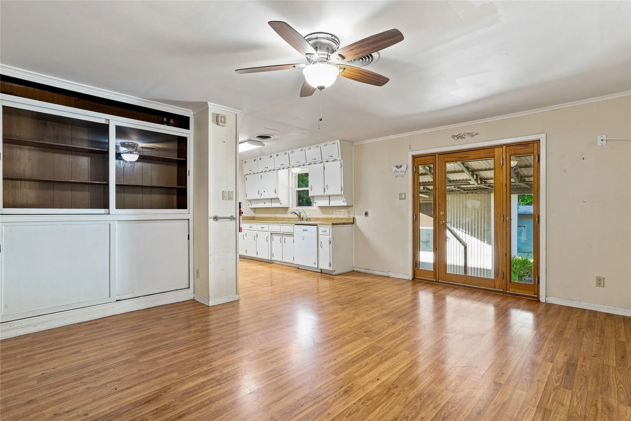 Single Family Residence For Sale in Tarrant County , 6725 Cylinda Sue Circle, North Richland Hills, Texas 76180, 4 Bedroom, 3 Bathroom, Garage spaces, 2,124 Sqft, built in 1958, mls#21374839, Real Estate Agent in North Richland Hills, Homes For Sale in Tarrant county, Homes For Sale in North Richland Hills, Realtor in North Richland Hills Texas, Real Estate Brokerage Independent Realty Texas, Luminita Cordes Realtor