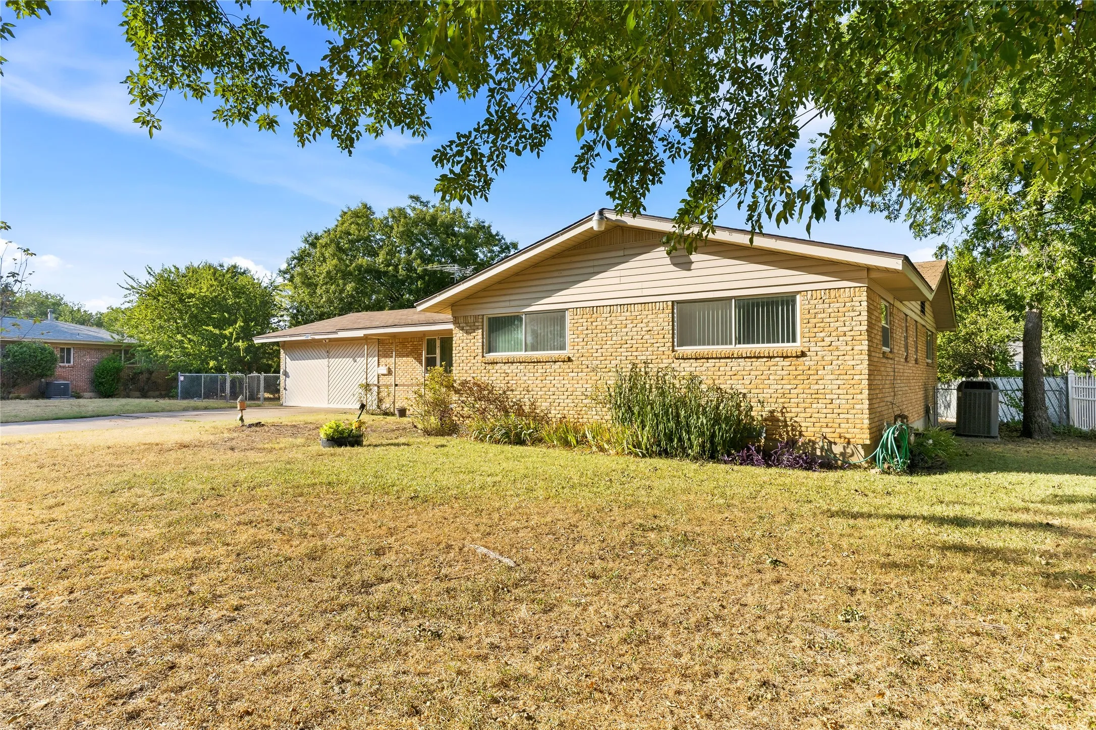 Single Family Residence For Sale in Tarrant County , 6725 Cylinda Sue Circle, North Richland Hills, Texas 76180, 4 Bedroom, 3 Bathroom, Garage spaces, 2,124 Sqft, built in 1958, mls#21374839, Real Estate Agent in North Richland Hills, Homes For Sale in Tarrant county, Homes For Sale in North Richland Hills, Realtor in North Richland Hills Texas, Real Estate Brokerage Independent Realty Texas, Luminita Cordes Realtor