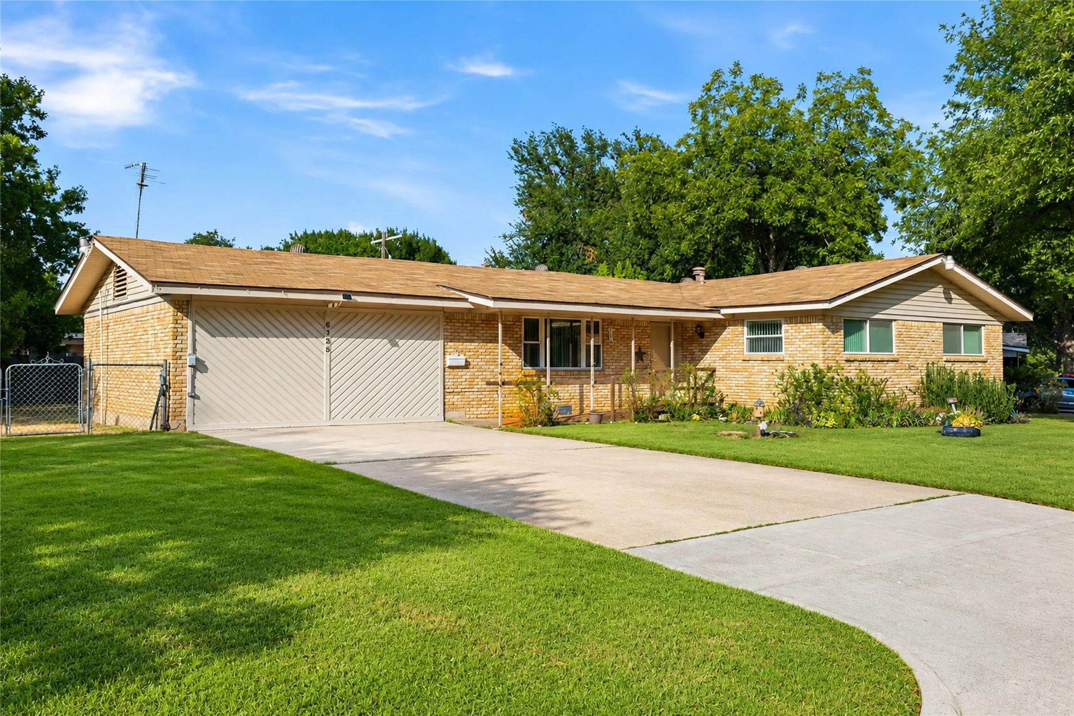Single Family Residence For Sale in Tarrant County , 6725 Cylinda Sue Circle, North Richland Hills, Texas 76180, 4 Bedroom, 3 Bathroom, Garage spaces, 2,124 Sqft, built in 1958, mls#21374839, Real Estate Agent in North Richland Hills, Homes For Sale in Tarrant county, Homes For Sale in North Richland Hills, Realtor in North Richland Hills Texas, Real Estate Brokerage Independent Realty Texas, Luminita Cordes Realtor