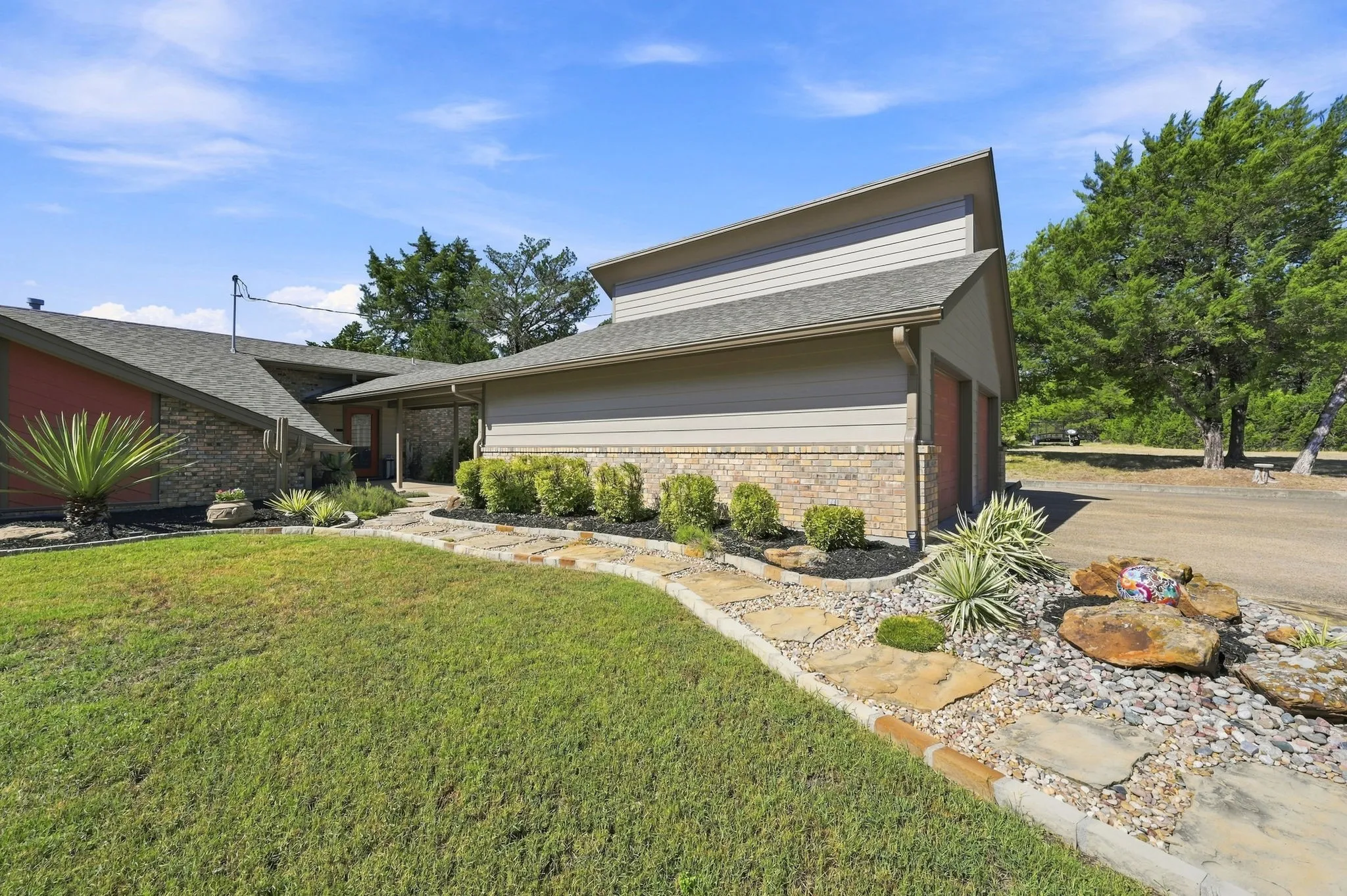 Single Family Residence For Sale in Ellis County , 3840 Mockingbird Lane, Midlothian, Texas 76065, 4 Bedroom, 3 Bathroom, 2 Garage spaces, 2,822 Sqft, built in 1982, mls#21349419, Real Estate Agent in Midlothian, Homes For Sale in Ellis county, Homes For Sale in Midlothian, Realtor in Midlothian Texas, Real Estate Brokerage Independent Realty Texas, Luminita Cordes Realtor