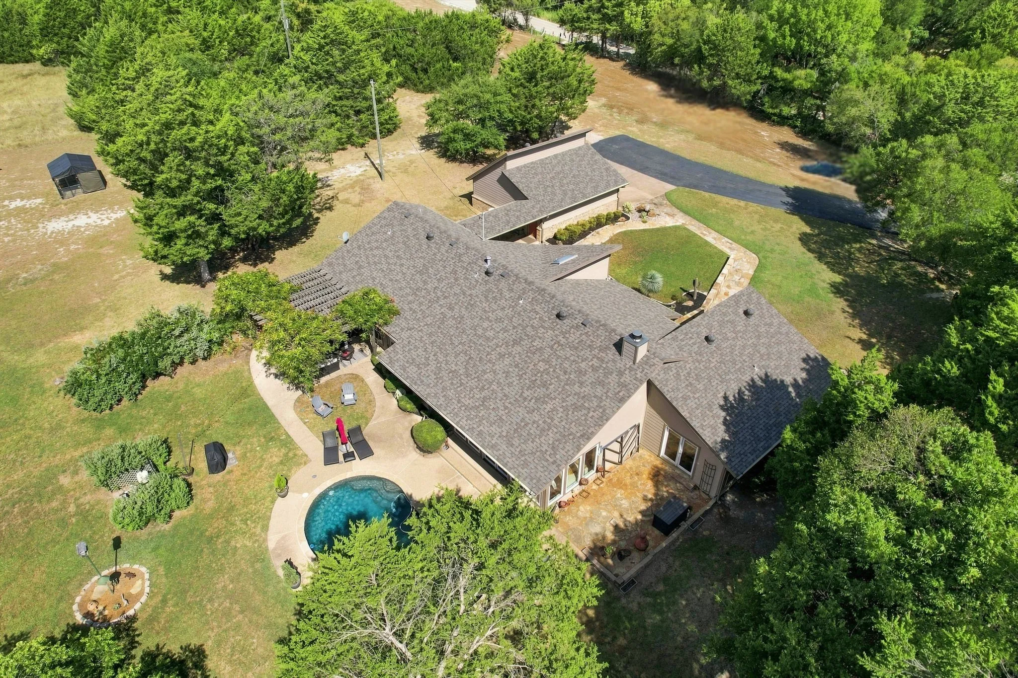 Single Family Residence For Sale in Ellis County , 3840 Mockingbird Lane, Midlothian, Texas 76065, 4 Bedroom, 3 Bathroom, 2 Garage spaces, 2,822 Sqft, built in 1982, mls#21349419, Real Estate Agent in Midlothian, Homes For Sale in Ellis county, Homes For Sale in Midlothian, Realtor in Midlothian Texas, Real Estate Brokerage Independent Realty Texas, Luminita Cordes Realtor