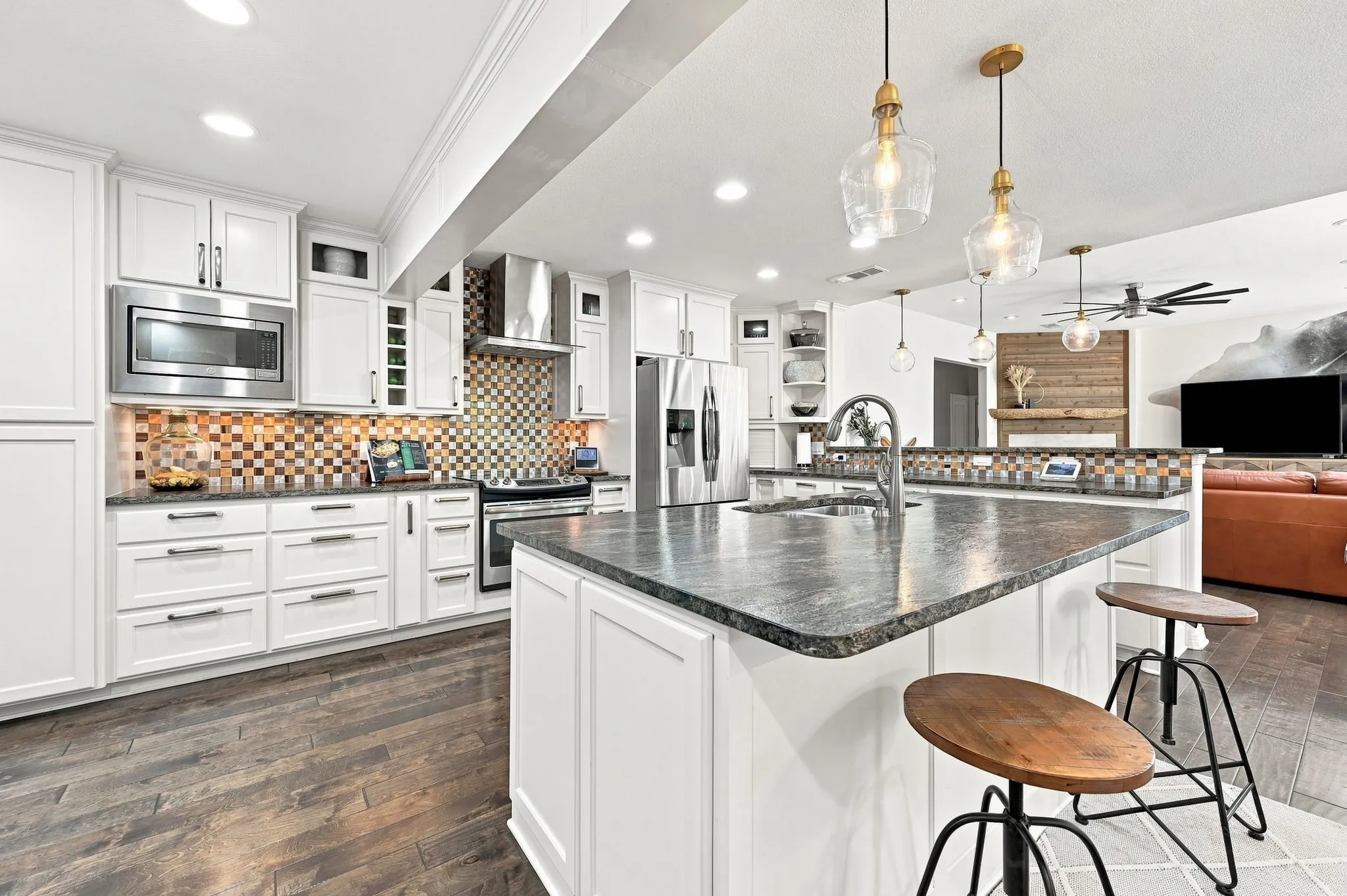 Single Family Residence For Sale in Ellis County , 3840 Mockingbird Lane, Midlothian, Texas 76065, 4 Bedroom, 3 Bathroom, 2 Garage spaces, 2,822 Sqft, built in 1982, mls#21349419, Real Estate Agent in Midlothian, Homes For Sale in Ellis county, Homes For Sale in Midlothian, Realtor in Midlothian Texas, Real Estate Brokerage Independent Realty Texas, Luminita Cordes Realtor