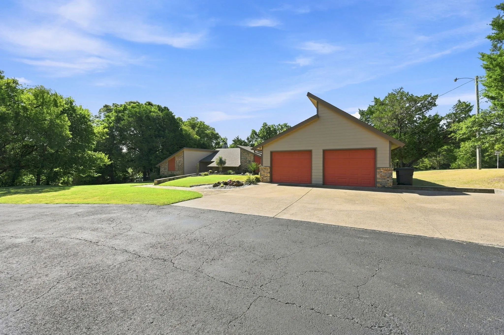 Single Family Residence For Sale in Ellis County , 3840 Mockingbird Lane, Midlothian, Texas 76065, 4 Bedroom, 3 Bathroom, 2 Garage spaces, 2,822 Sqft, built in 1982, mls#21349419, Real Estate Agent in Midlothian, Homes For Sale in Ellis county, Homes For Sale in Midlothian, Realtor in Midlothian Texas, Real Estate Brokerage Independent Realty Texas, Luminita Cordes Realtor