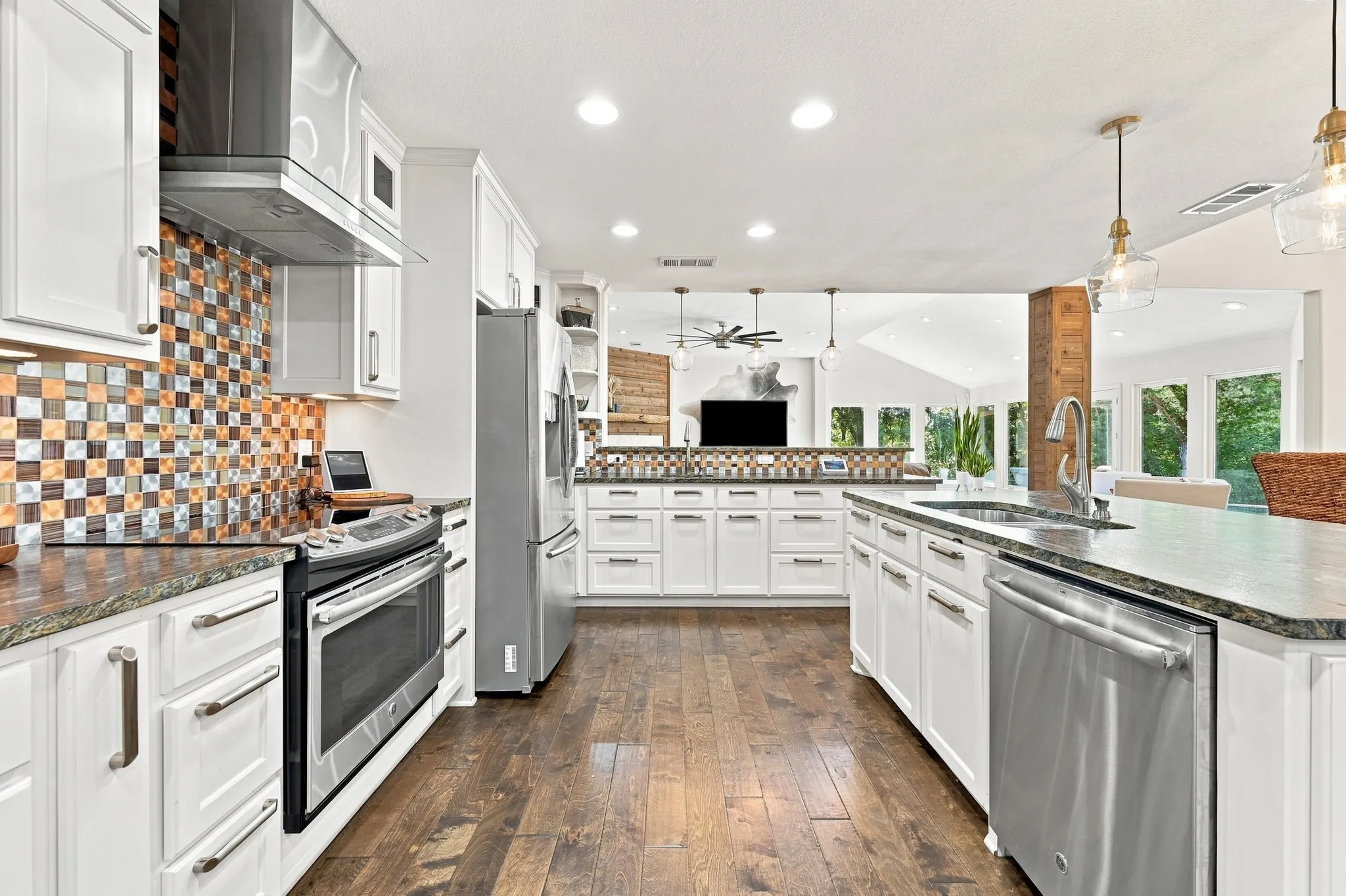 Single Family Residence For Sale in Ellis County , 3840 Mockingbird Lane, Midlothian, Texas 76065, 4 Bedroom, 3 Bathroom, 2 Garage spaces, 2,822 Sqft, built in 1982, mls#21349419, Real Estate Agent in Midlothian, Homes For Sale in Ellis county, Homes For Sale in Midlothian, Realtor in Midlothian Texas, Real Estate Brokerage Independent Realty Texas, Luminita Cordes Realtor