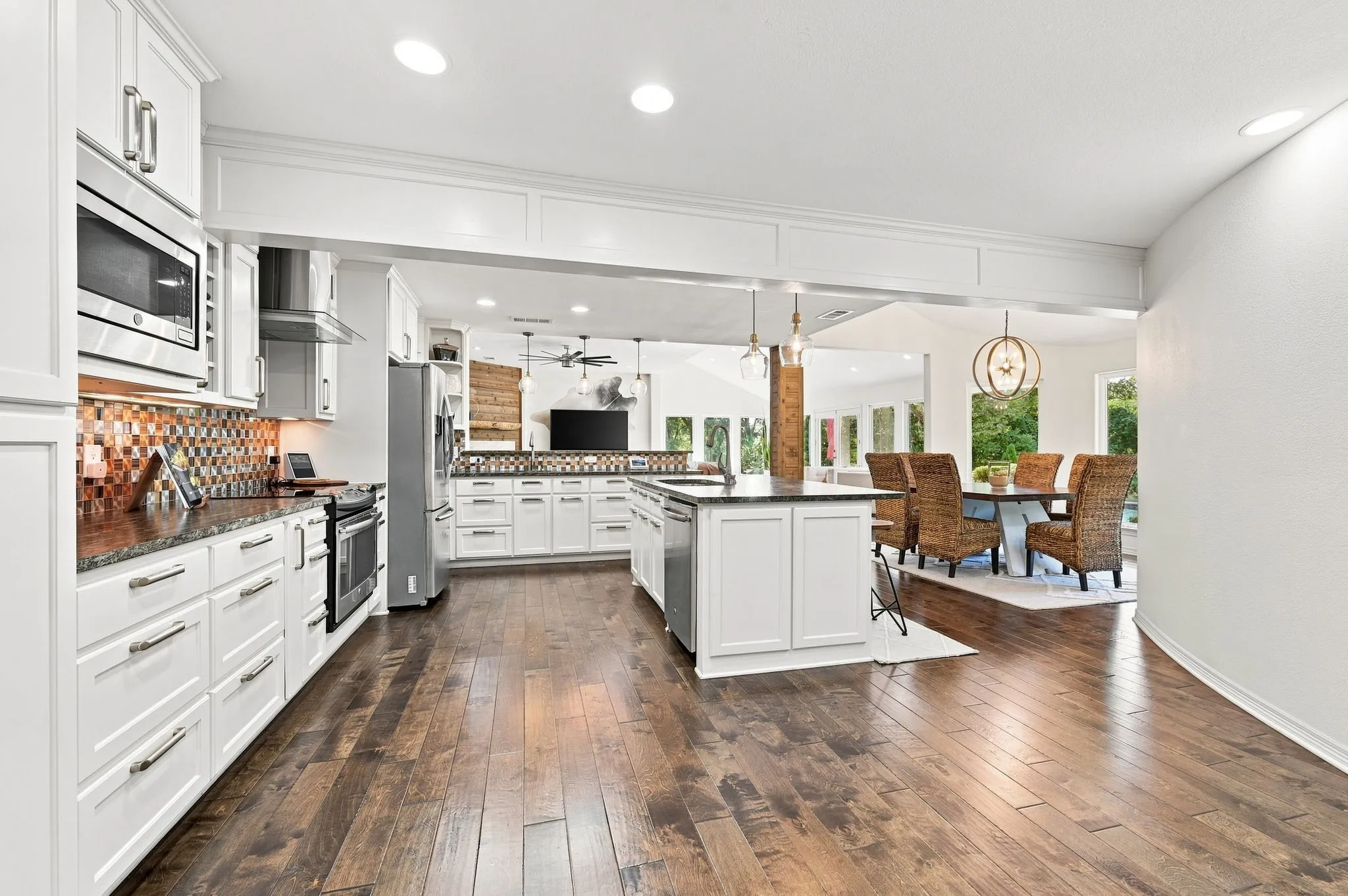 Single Family Residence For Sale in Ellis County , 3840 Mockingbird Lane, Midlothian, Texas 76065, 4 Bedroom, 3 Bathroom, 2 Garage spaces, 2,822 Sqft, built in 1982, mls#21349419, Real Estate Agent in Midlothian, Homes For Sale in Ellis county, Homes For Sale in Midlothian, Realtor in Midlothian Texas, Real Estate Brokerage Independent Realty Texas, Luminita Cordes Realtor