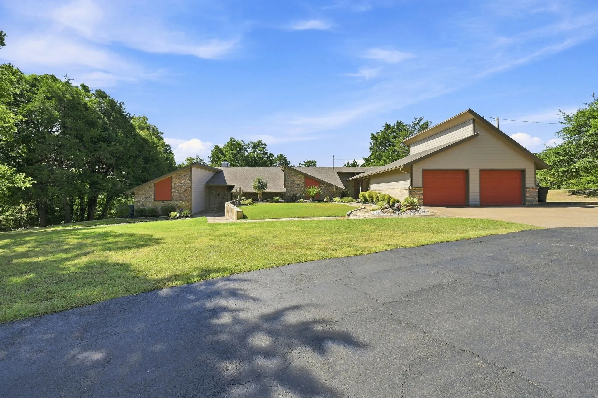 Single Family Residence For Sale in Ellis County , 3840 Mockingbird Lane, Midlothian, Texas 76065, 4 Bedroom, 3 Bathroom, 2 Garage spaces, 2,822 Sqft, built in 1982, mls#21349419, Real Estate Agent in Midlothian, Homes For Sale in Ellis county, Homes For Sale in Midlothian, Realtor in Midlothian Texas, Real Estate Brokerage Independent Realty Texas, Luminita Cordes Realtor