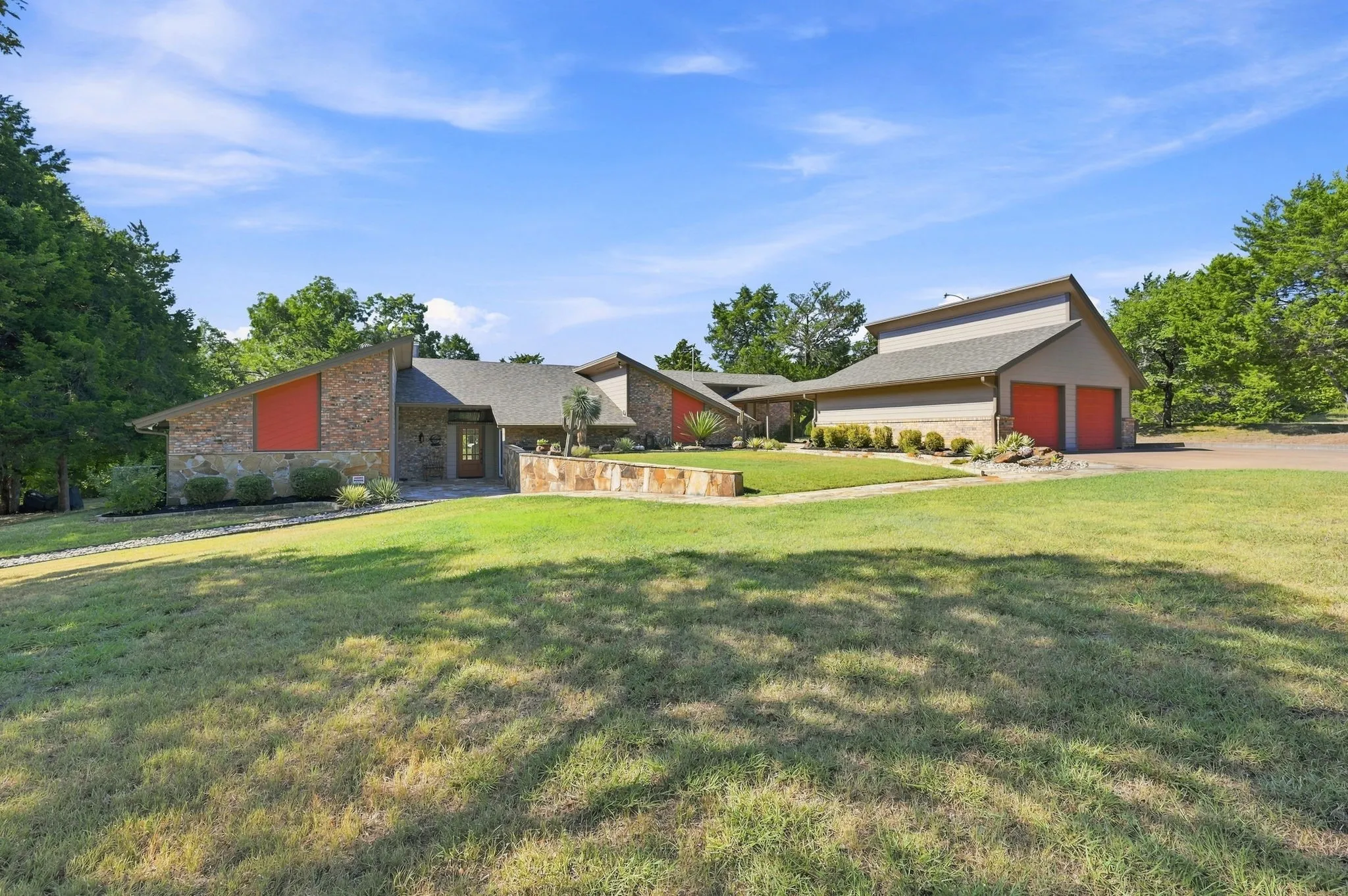 Single Family Residence For Sale in Ellis County , 3840 Mockingbird Lane, Midlothian, Texas 76065, 4 Bedroom, 3 Bathroom, 2 Garage spaces, 2,822 Sqft, built in 1982, mls#21349419, Real Estate Agent in Midlothian, Homes For Sale in Ellis county, Homes For Sale in Midlothian, Realtor in Midlothian Texas, Real Estate Brokerage Independent Realty Texas, Luminita Cordes Realtor