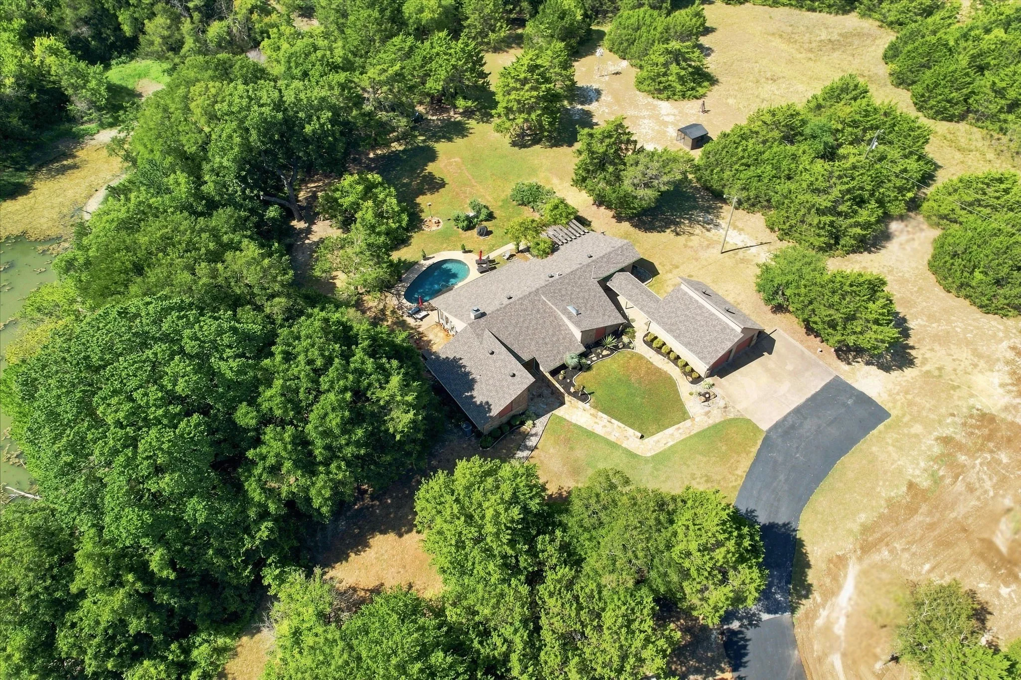 Single Family Residence For Sale in Ellis County , 3840 Mockingbird Lane, Midlothian, Texas 76065, 4 Bedroom, 3 Bathroom, 2 Garage spaces, 2,822 Sqft, built in 1982, mls#21349419, Real Estate Agent in Midlothian, Homes For Sale in Ellis county, Homes For Sale in Midlothian, Realtor in Midlothian Texas, Real Estate Brokerage Independent Realty Texas, Luminita Cordes Realtor