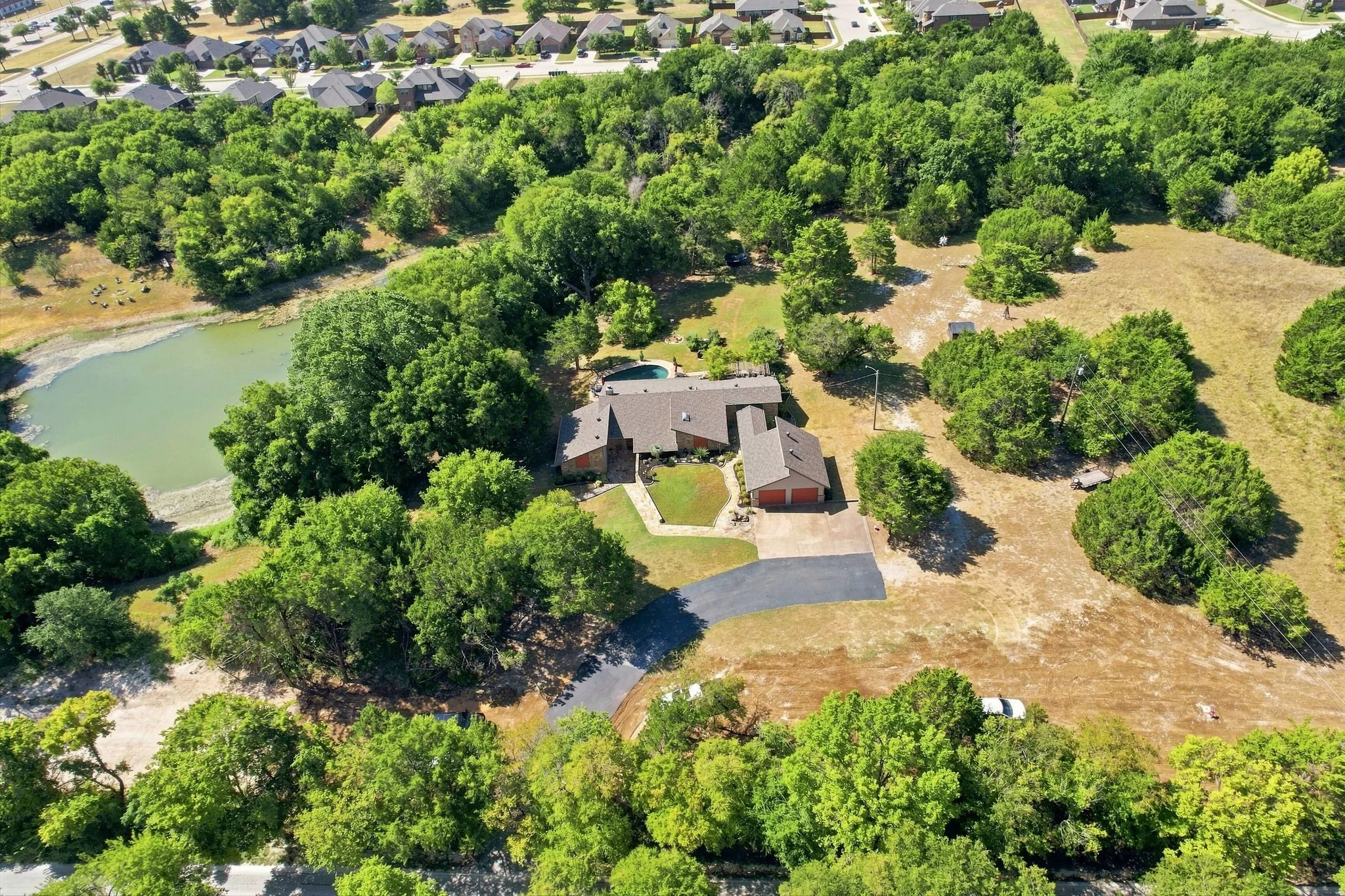 Single Family Residence For Sale in Ellis County , 3840 Mockingbird Lane, Midlothian, Texas 76065, 4 Bedroom, 3 Bathroom, 2 Garage spaces, 2,822 Sqft, built in 1982, mls#21349419, Real Estate Agent in Midlothian, Homes For Sale in Ellis county, Homes For Sale in Midlothian, Realtor in Midlothian Texas, Real Estate Brokerage Independent Realty Texas, Luminita Cordes Realtor