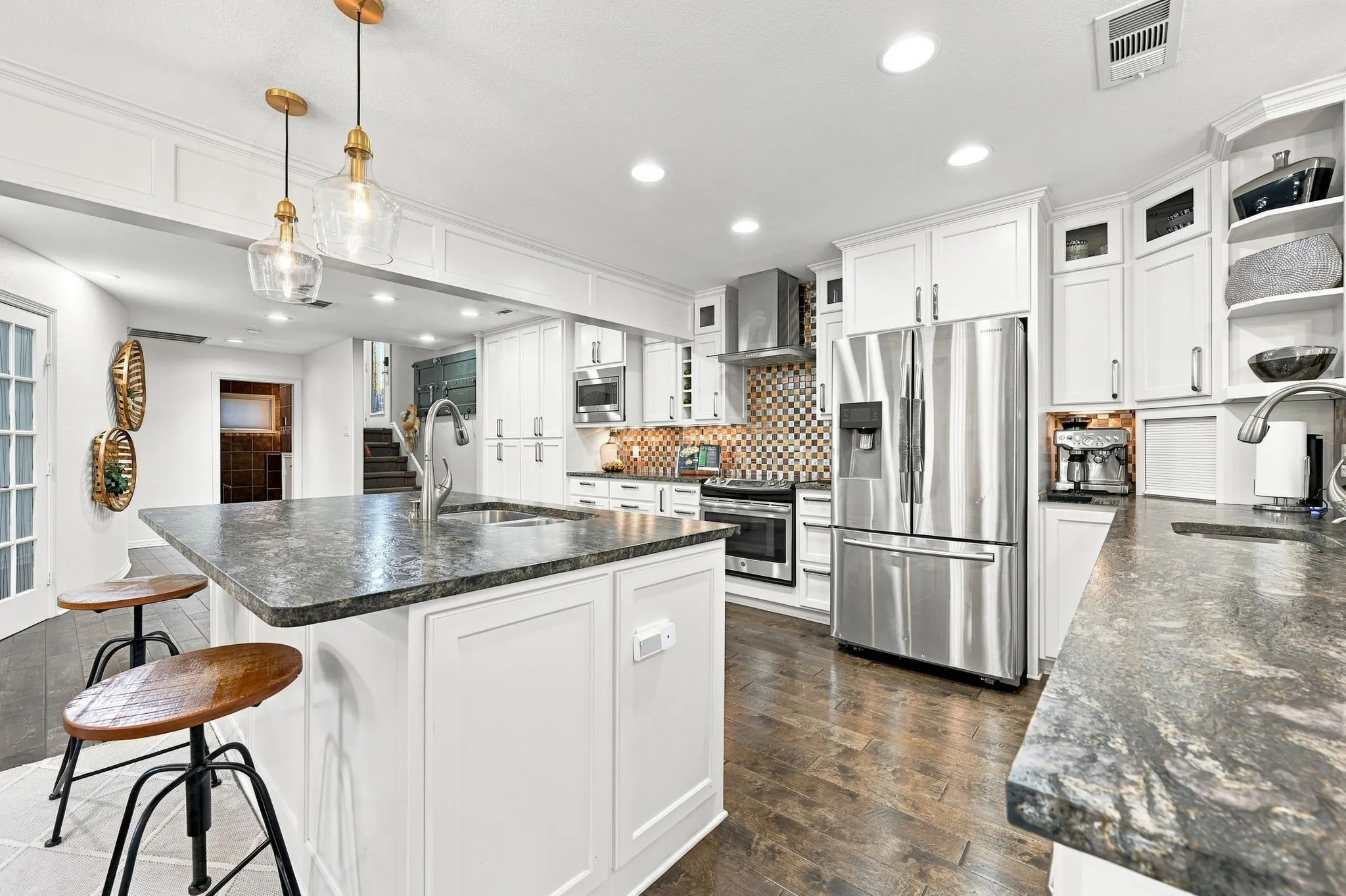 Single Family Residence For Sale in Ellis County , 3840 Mockingbird Lane, Midlothian, Texas 76065, 4 Bedroom, 3 Bathroom, 2 Garage spaces, 2,822 Sqft, built in 1982, mls#21349419, Real Estate Agent in Midlothian, Homes For Sale in Ellis county, Homes For Sale in Midlothian, Realtor in Midlothian Texas, Real Estate Brokerage Independent Realty Texas, Luminita Cordes Realtor
