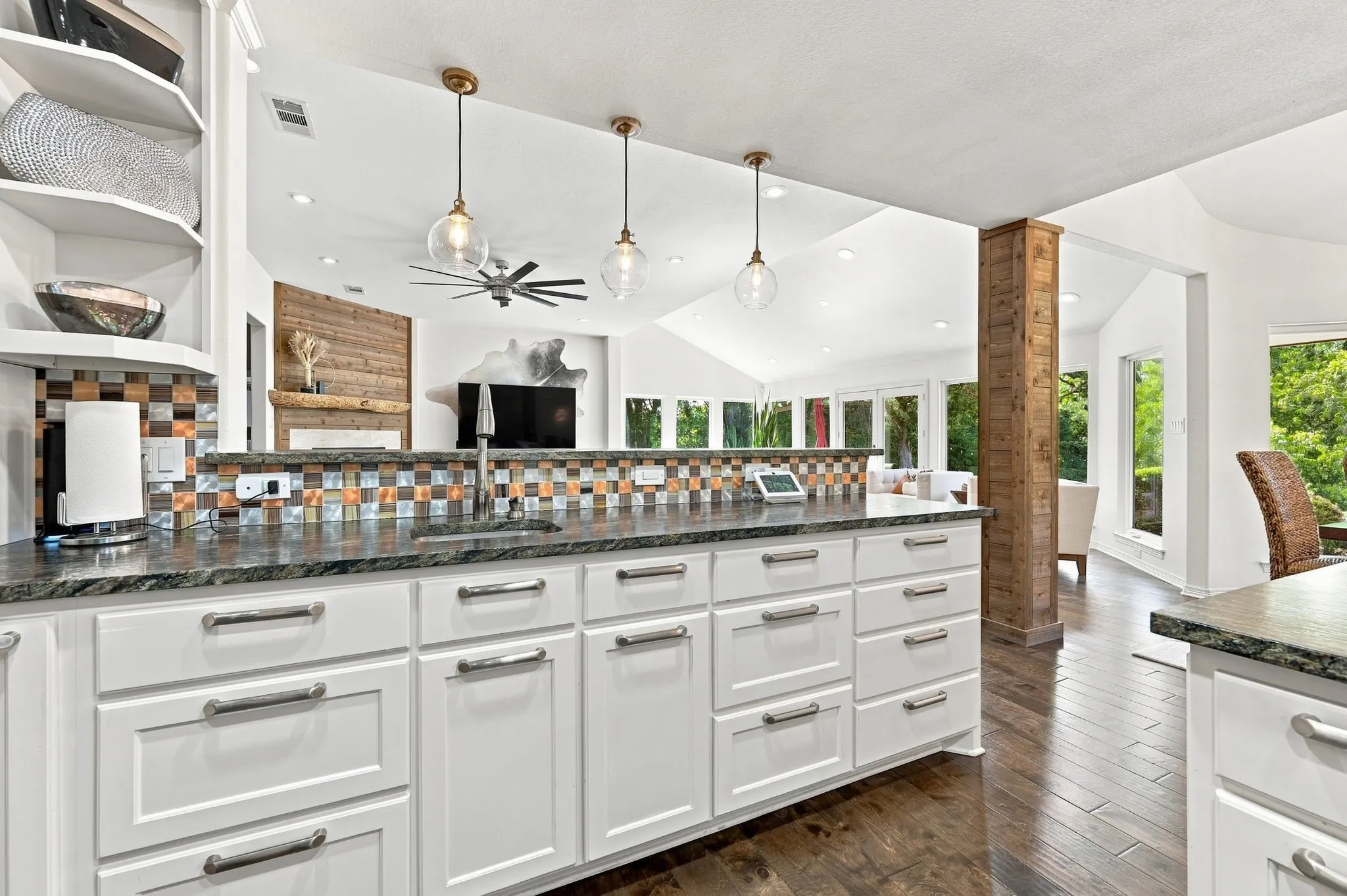 Single Family Residence For Sale in Ellis County , 3840 Mockingbird Lane, Midlothian, Texas 76065, 4 Bedroom, 3 Bathroom, 2 Garage spaces, 2,822 Sqft, built in 1982, mls#21349419, Real Estate Agent in Midlothian, Homes For Sale in Ellis county, Homes For Sale in Midlothian, Realtor in Midlothian Texas, Real Estate Brokerage Independent Realty Texas, Luminita Cordes Realtor