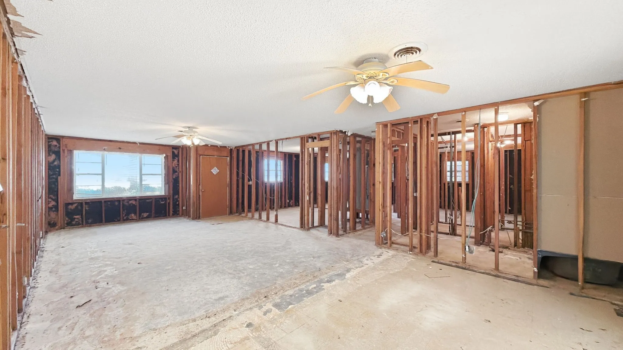 Single Family Residence For Sale in Grayson County , 1027 Highway 377 N, Whitesboro, Texas 76273, 3 Bedroom, 2 Bathroom, Garage spaces, 1,860 Sqft, built in 1965, mls#21374435, Real Estate Agent in Whitesboro, Homes For Sale in Grayson county, Homes For Sale in Whitesboro, Realtor in Whitesboro Texas, Real Estate Brokerage Independent Realty Texas, Luminita Cordes Realtor