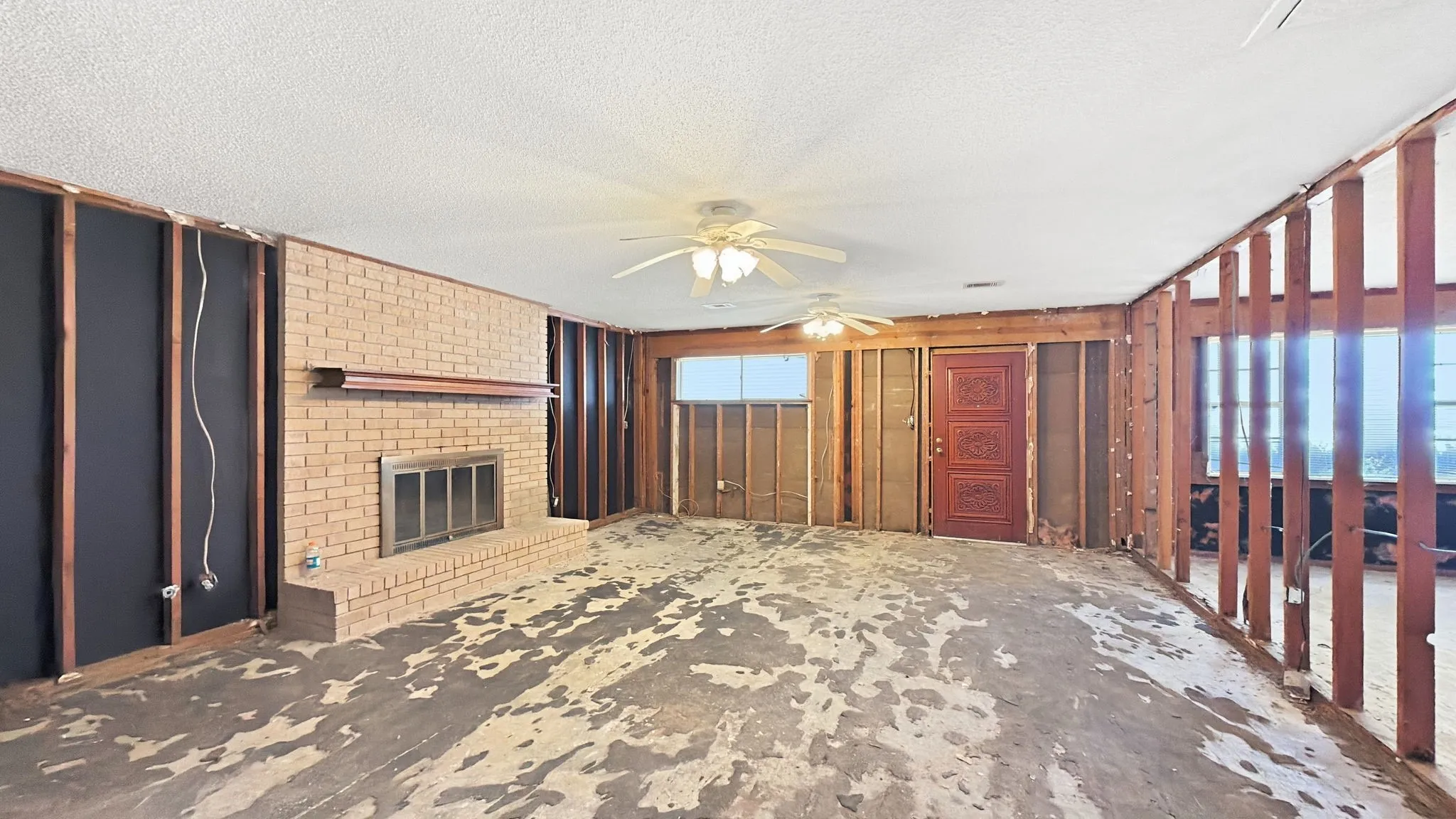 Single Family Residence For Sale in Grayson County , 1027 Highway 377 N, Whitesboro, Texas 76273, 3 Bedroom, 2 Bathroom, Garage spaces, 1,860 Sqft, built in 1965, mls#21374435, Real Estate Agent in Whitesboro, Homes For Sale in Grayson county, Homes For Sale in Whitesboro, Realtor in Whitesboro Texas, Real Estate Brokerage Independent Realty Texas, Luminita Cordes Realtor