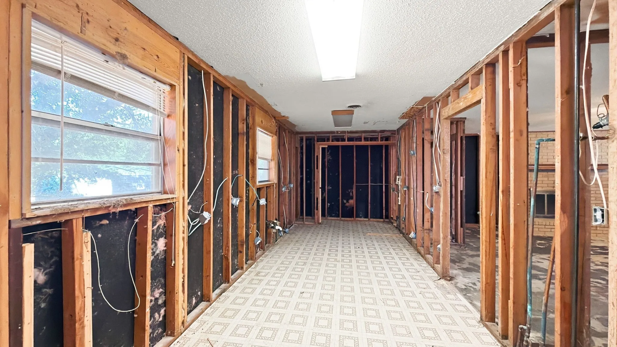 Single Family Residence For Sale in Grayson County , 1027 Highway 377 N, Whitesboro, Texas 76273, 3 Bedroom, 2 Bathroom, Garage spaces, 1,860 Sqft, built in 1965, mls#21374435, Real Estate Agent in Whitesboro, Homes For Sale in Grayson county, Homes For Sale in Whitesboro, Realtor in Whitesboro Texas, Real Estate Brokerage Independent Realty Texas, Luminita Cordes Realtor