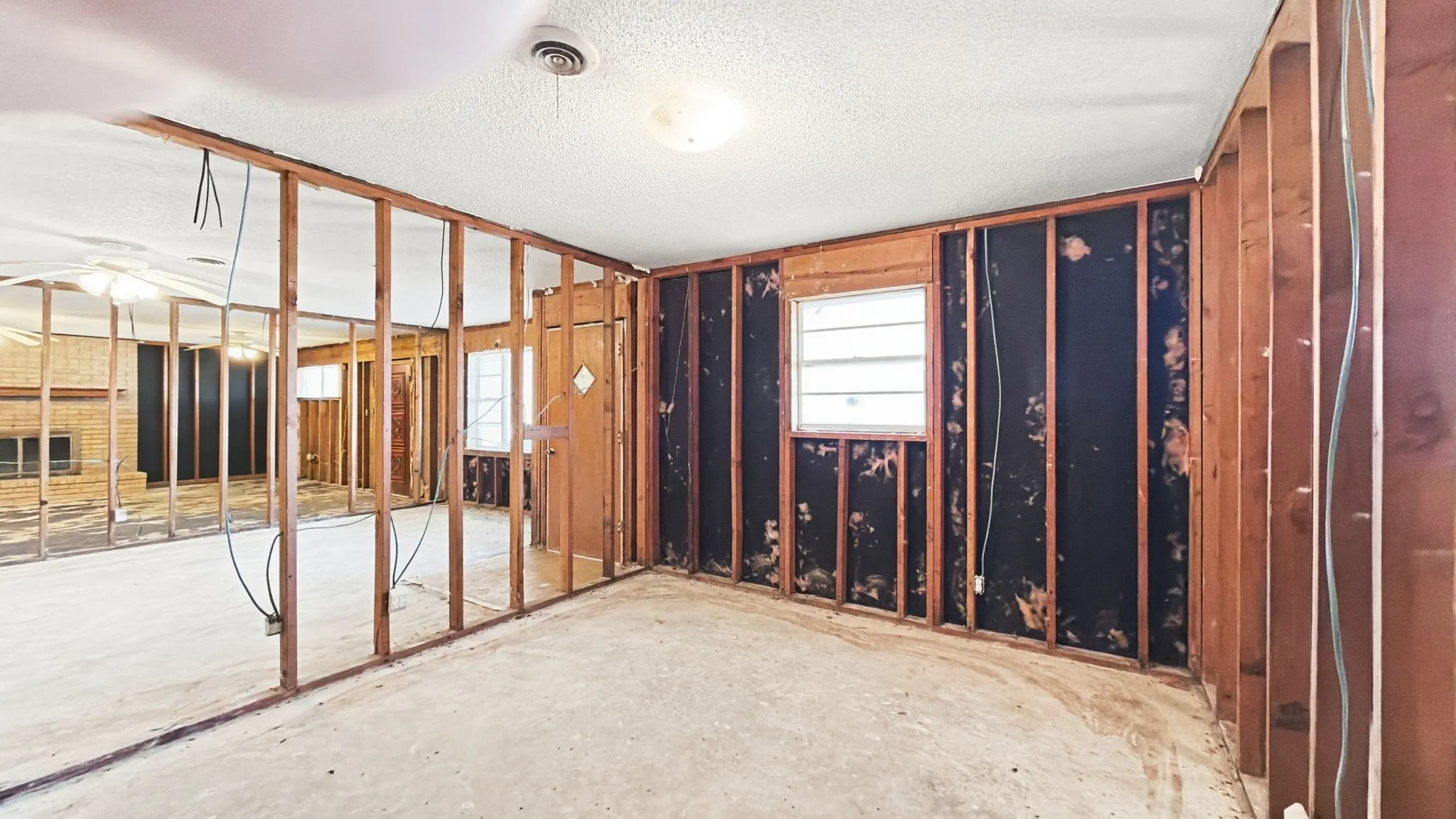 Single Family Residence For Sale in Grayson County , 1027 Highway 377 N, Whitesboro, Texas 76273, 3 Bedroom, 2 Bathroom, Garage spaces, 1,860 Sqft, built in 1965, mls#21374435, Real Estate Agent in Whitesboro, Homes For Sale in Grayson county, Homes For Sale in Whitesboro, Realtor in Whitesboro Texas, Real Estate Brokerage Independent Realty Texas, Luminita Cordes Realtor