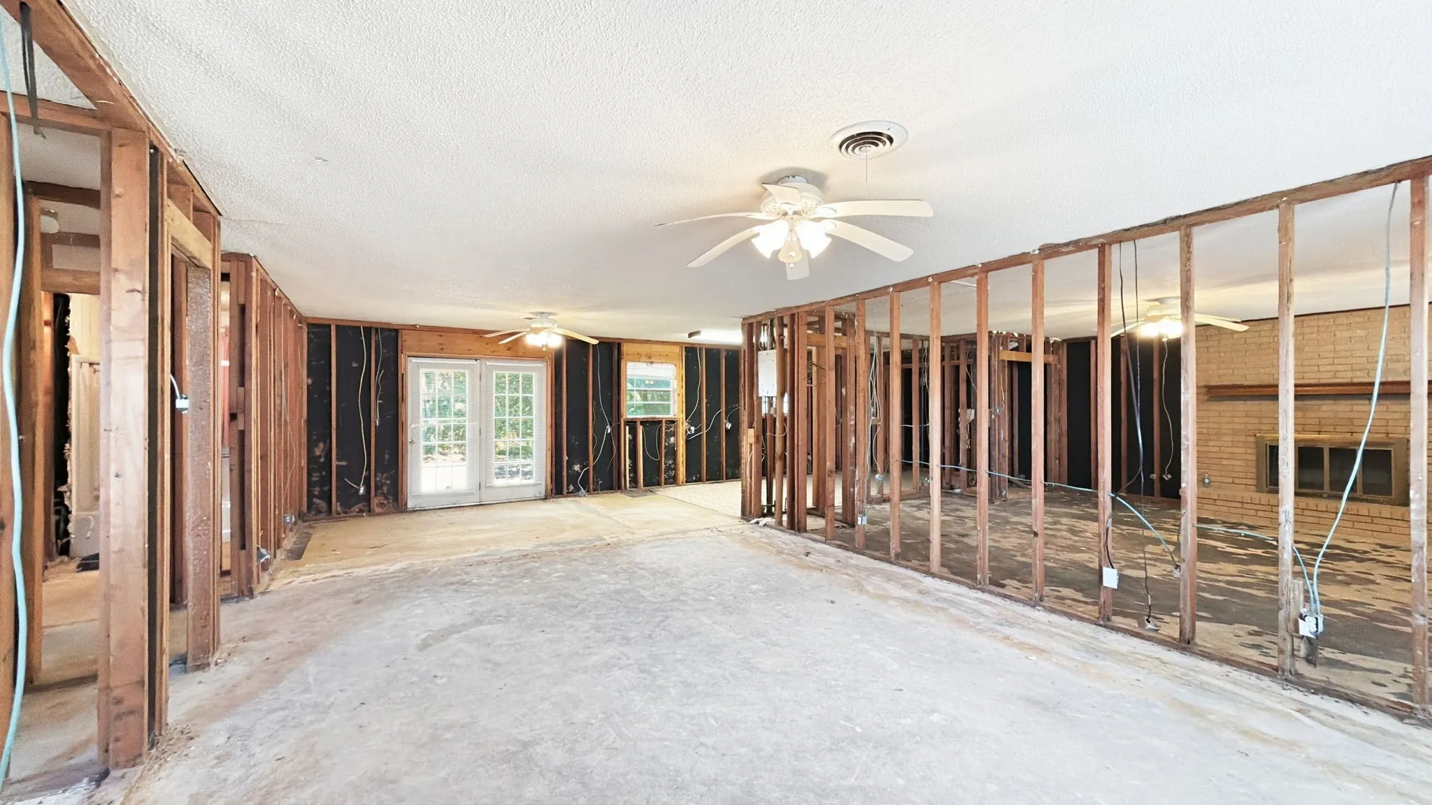 Single Family Residence For Sale in Grayson County , 1027 Highway 377 N, Whitesboro, Texas 76273, 3 Bedroom, 2 Bathroom, Garage spaces, 1,860 Sqft, built in 1965, mls#21374435, Real Estate Agent in Whitesboro, Homes For Sale in Grayson county, Homes For Sale in Whitesboro, Realtor in Whitesboro Texas, Real Estate Brokerage Independent Realty Texas, Luminita Cordes Realtor