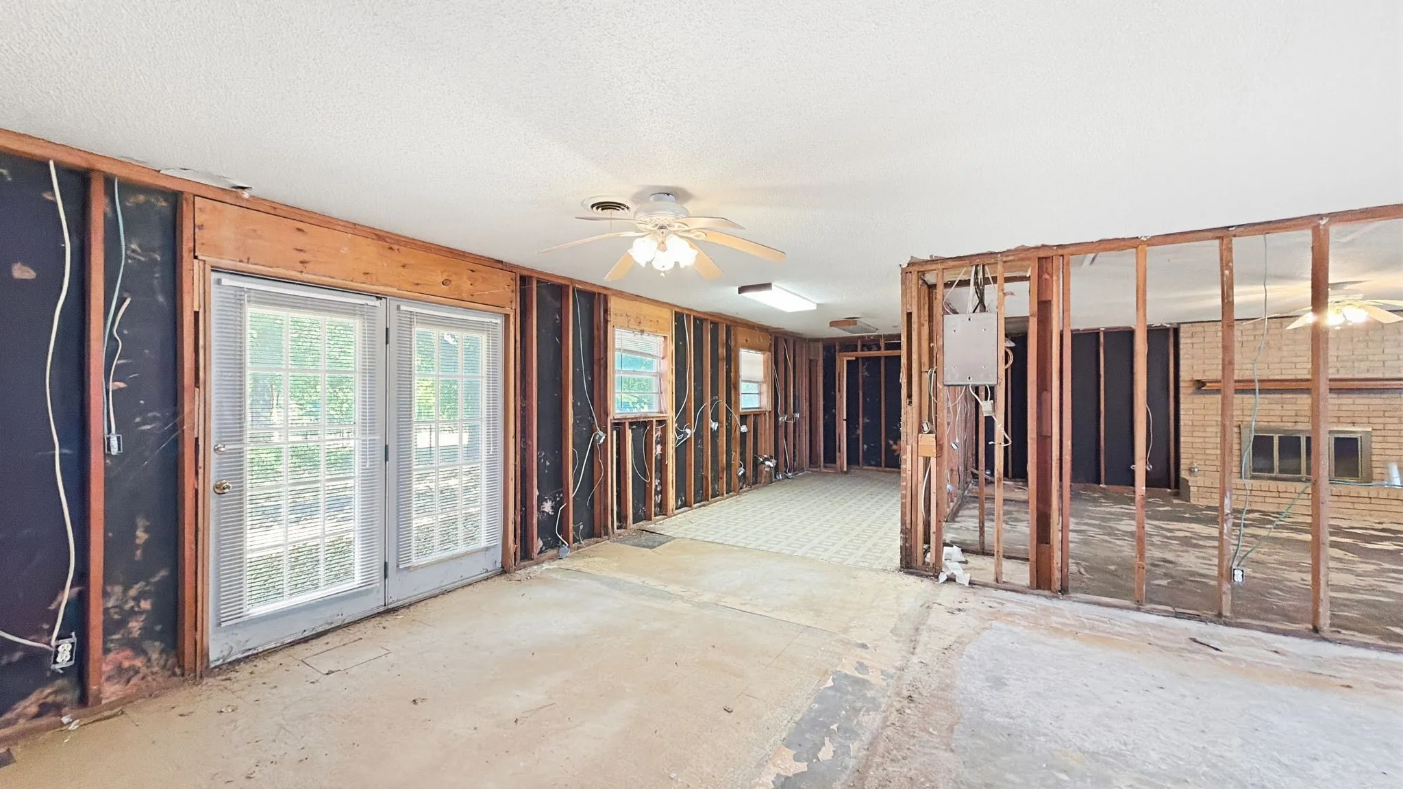 Single Family Residence For Sale in Grayson County , 1027 Highway 377 N, Whitesboro, Texas 76273, 3 Bedroom, 2 Bathroom, Garage spaces, 1,860 Sqft, built in 1965, mls#21374435, Real Estate Agent in Whitesboro, Homes For Sale in Grayson county, Homes For Sale in Whitesboro, Realtor in Whitesboro Texas, Real Estate Brokerage Independent Realty Texas, Luminita Cordes Realtor