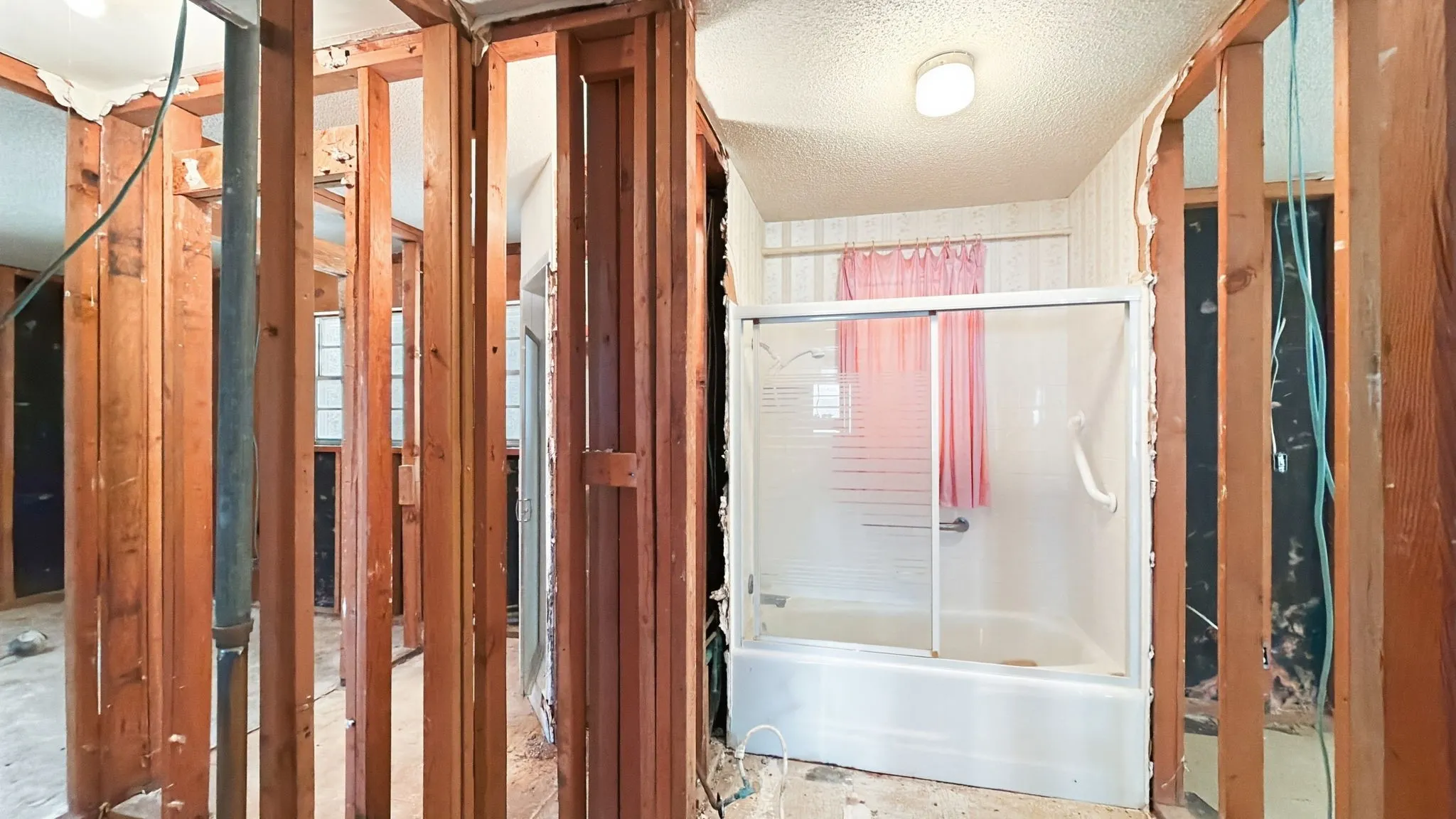 Single Family Residence For Sale in Grayson County , 1027 Highway 377 N, Whitesboro, Texas 76273, 3 Bedroom, 2 Bathroom, Garage spaces, 1,860 Sqft, built in 1965, mls#21374435, Real Estate Agent in Whitesboro, Homes For Sale in Grayson county, Homes For Sale in Whitesboro, Realtor in Whitesboro Texas, Real Estate Brokerage Independent Realty Texas, Luminita Cordes Realtor