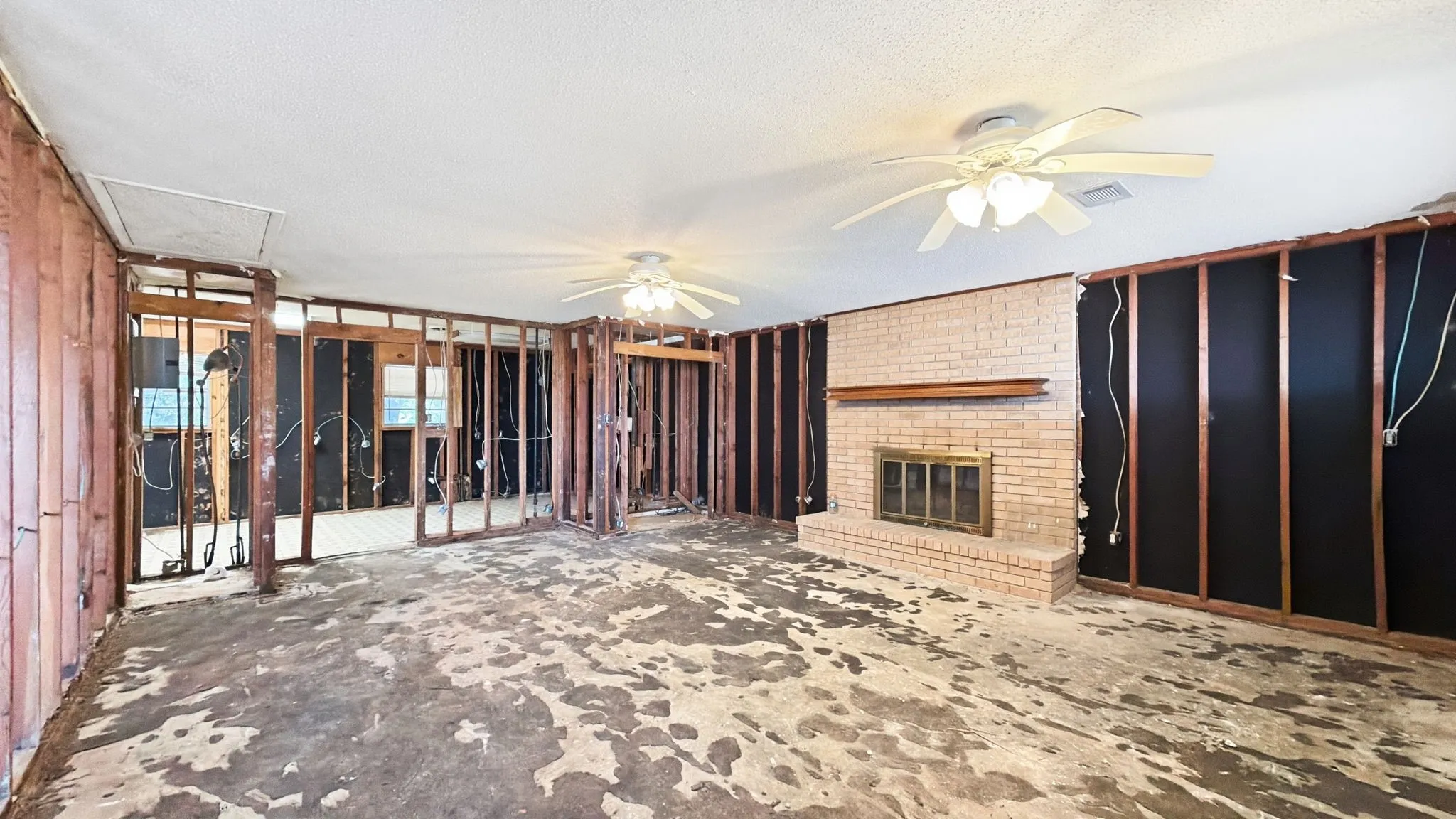 Single Family Residence For Sale in Grayson County , 1027 Highway 377 N, Whitesboro, Texas 76273, 3 Bedroom, 2 Bathroom, Garage spaces, 1,860 Sqft, built in 1965, mls#21374435, Real Estate Agent in Whitesboro, Homes For Sale in Grayson county, Homes For Sale in Whitesboro, Realtor in Whitesboro Texas, Real Estate Brokerage Independent Realty Texas, Luminita Cordes Realtor