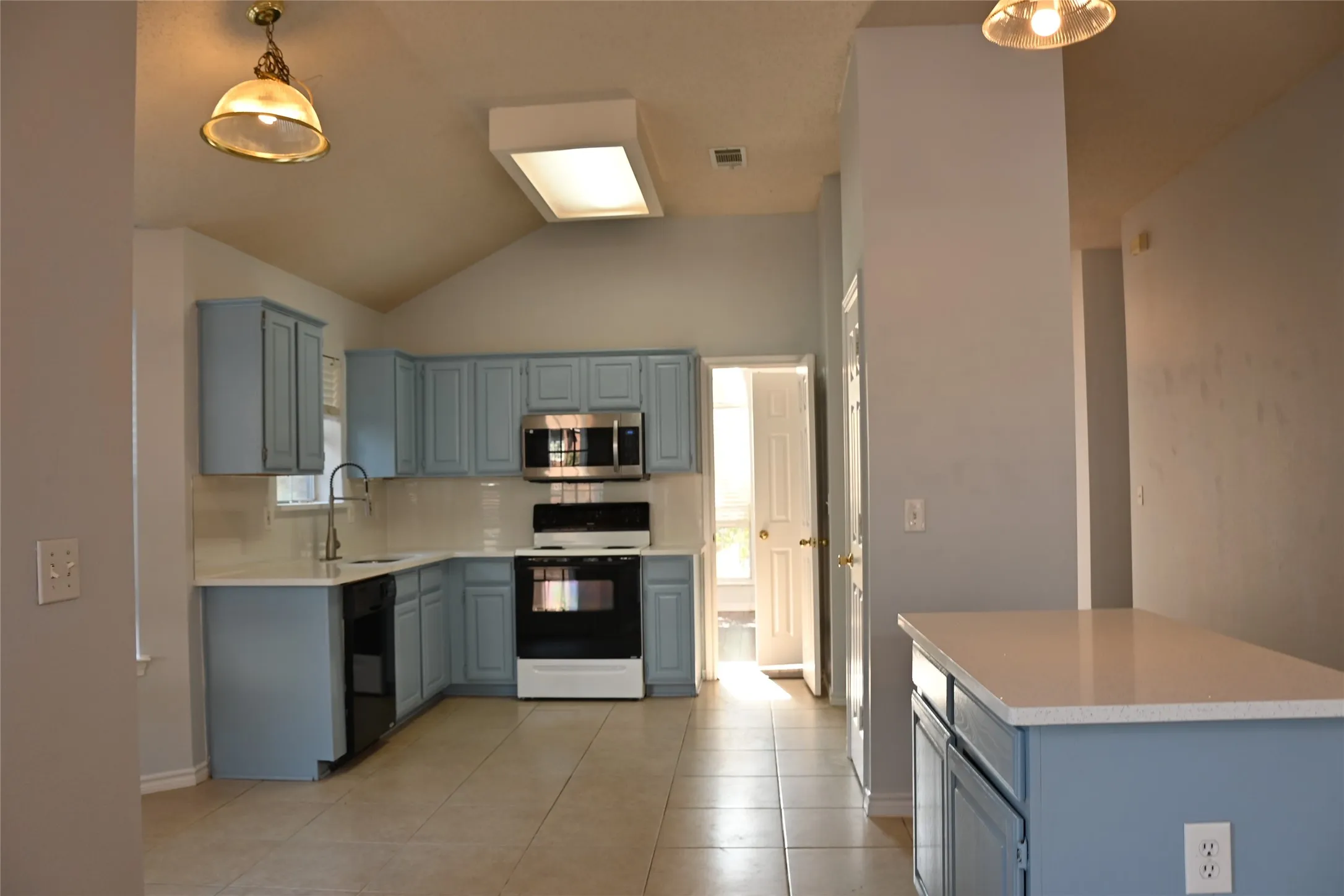 Single Family Residence For Rent in Collin County , 8104 Bells Street, Frisco, Texas 75035, 3 Bedroom, 2 Bathroom, 2 Garage spaces, 1,772 Sqft, built in 1994, mls#21374956, Real Estate Agent in Frisco, Homes For Rent in Collin county, Homes For Rent in Frisco, Realtor in Frisco Texas, Real Estate Brokerage Independent Realty Texas, Luminita Cordes Realtor