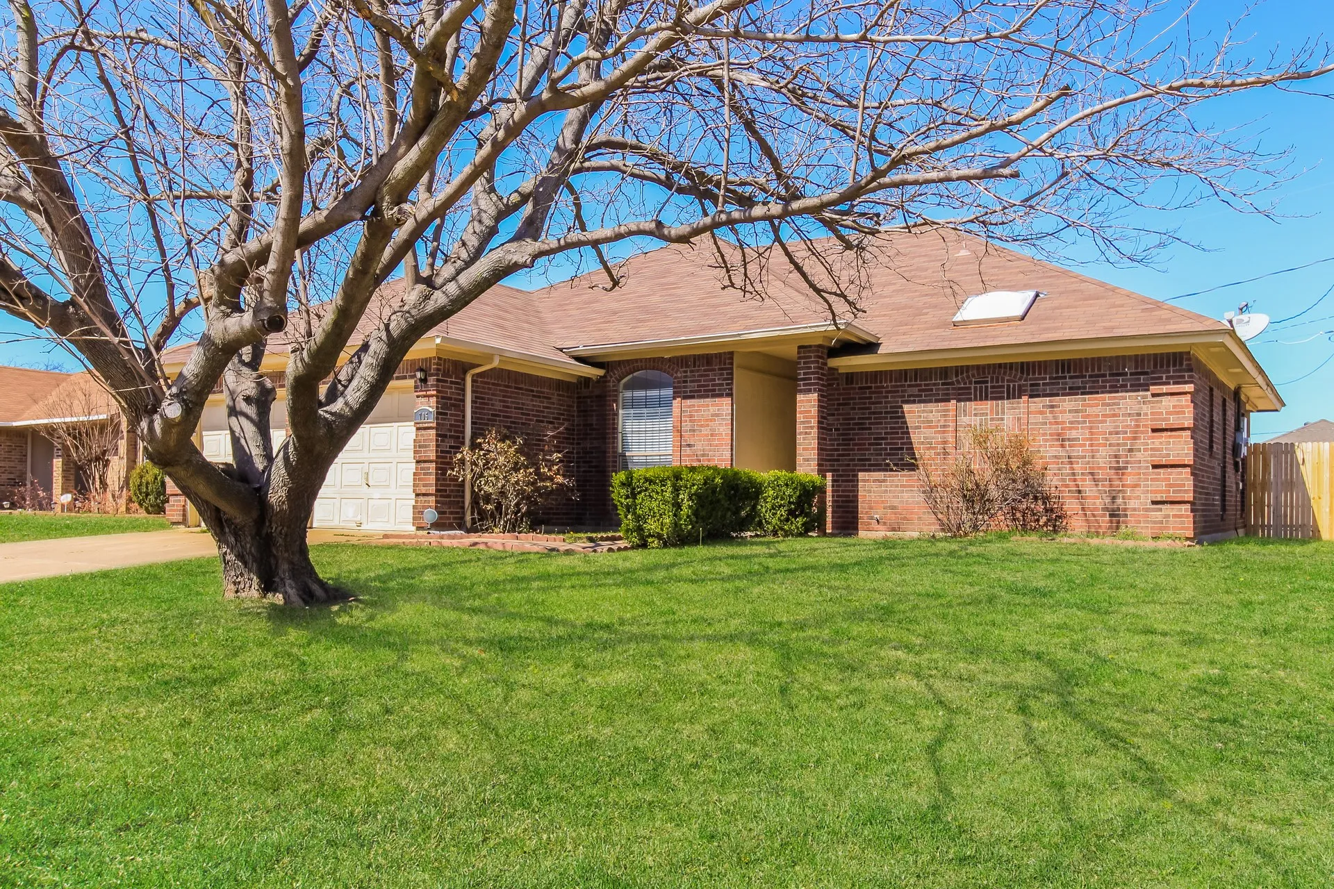 Single Family Residence For Rent in Tarrant County , 705 Running Creek Drive, Arlington, Texas 76001, 3 Bedroom, 2 Bathroom, 2 Garage spaces, 1,423 Sqft, built in 1985, mls#21374958, Real Estate Agent in Arlington, Homes For Rent in Tarrant county, Homes For Rent in Arlington, Realtor in Arlington Texas, Real Estate Brokerage Independent Realty Texas, Luminita Cordes Realtor