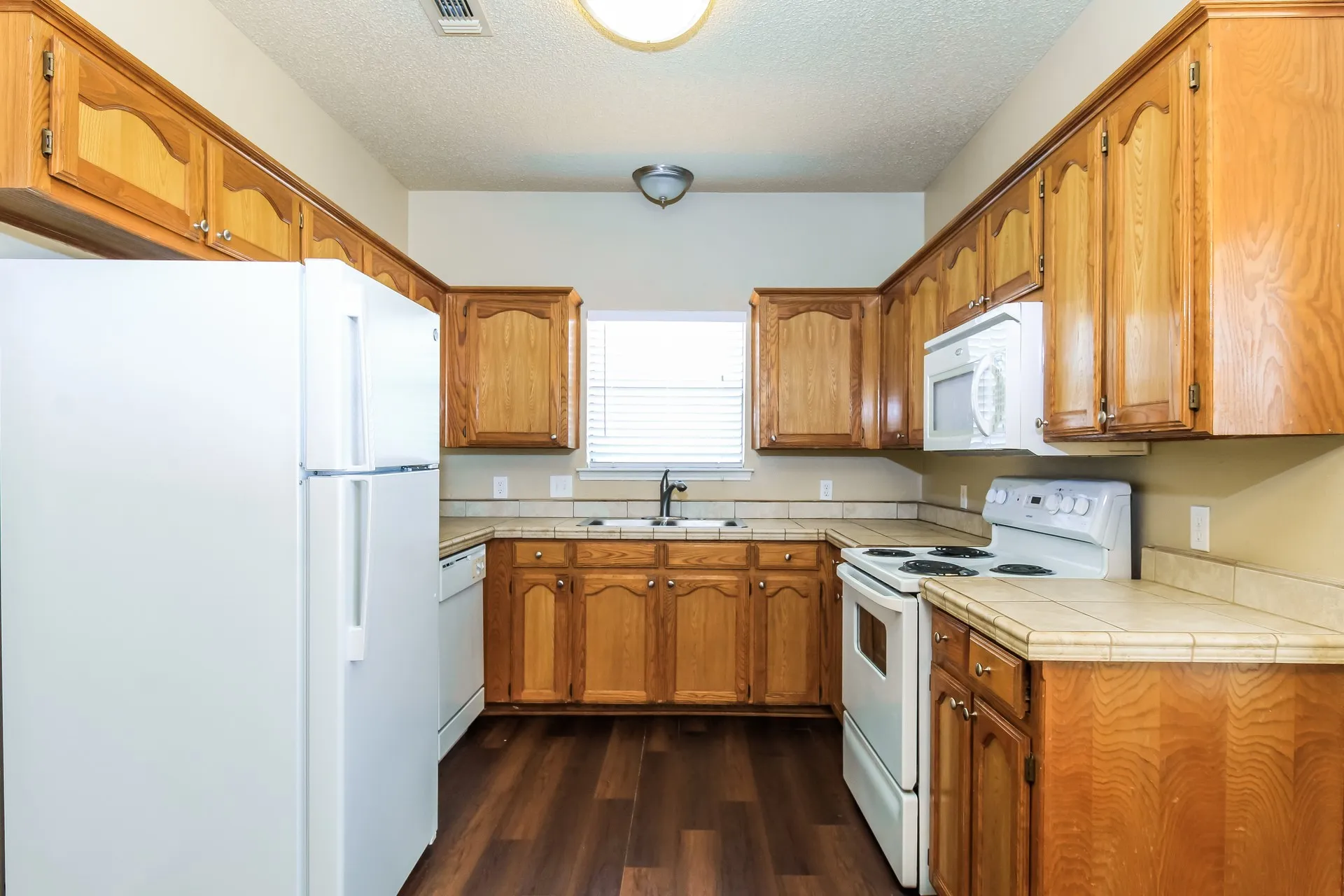 Single Family Residence For Rent in Tarrant County , 705 Running Creek Drive, Arlington, Texas 76001, 3 Bedroom, 2 Bathroom, 2 Garage spaces, 1,423 Sqft, built in 1985, mls#21374958, Real Estate Agent in Arlington, Homes For Rent in Tarrant county, Homes For Rent in Arlington, Realtor in Arlington Texas, Real Estate Brokerage Independent Realty Texas, Luminita Cordes Realtor
