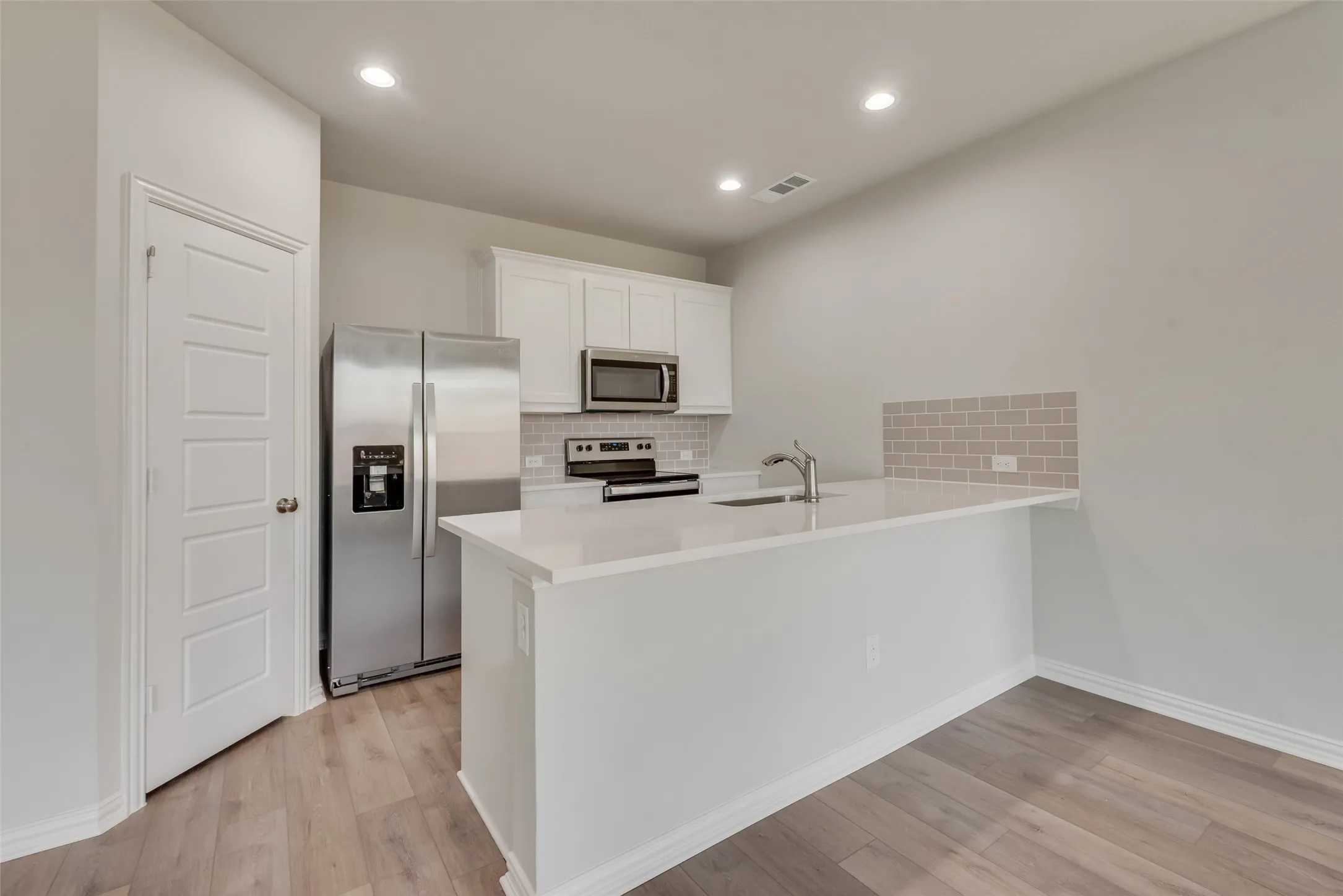 Townhouse For Rent in Tarrant County , 6909 Yellow Hammer Way, Arlington, Texas 76001, 3 Bedroom, 3 Bathroom, 2 Garage spaces, 1,705 Sqft, built in 2024, mls#21374960, Real Estate Agent in Arlington, Homes For Rent in Tarrant county, Homes For Rent in Arlington, Realtor in Arlington Texas, Real Estate Brokerage Independent Realty Texas, Luminita Cordes Realtor