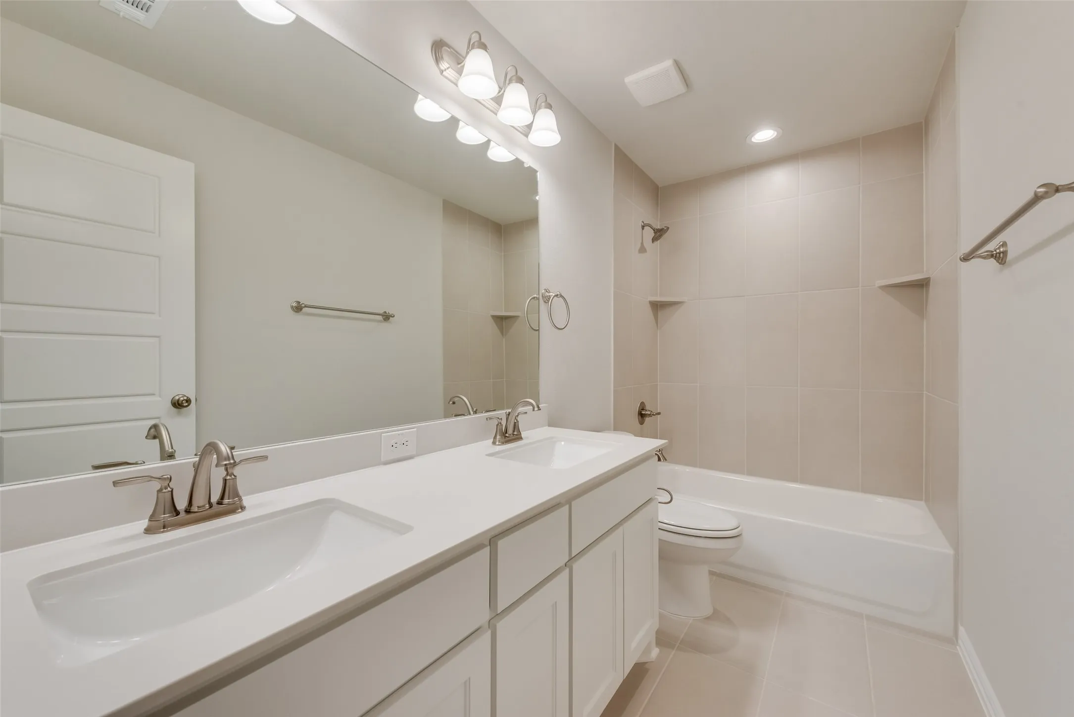 Townhouse For Rent in Tarrant County , 6909 Yellow Hammer Way, Arlington, Texas 76001, 3 Bedroom, 3 Bathroom, 2 Garage spaces, 1,705 Sqft, built in 2024, mls#21374960, Real Estate Agent in Arlington, Homes For Rent in Tarrant county, Homes For Rent in Arlington, Realtor in Arlington Texas, Real Estate Brokerage Independent Realty Texas, Luminita Cordes Realtor