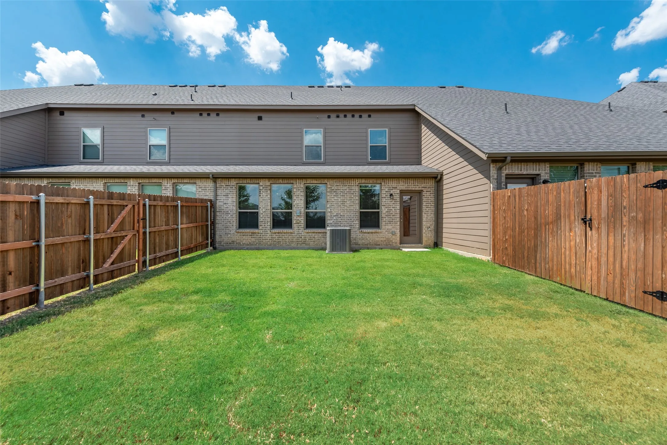 Townhouse For Rent in Tarrant County , 6909 Yellow Hammer Way, Arlington, Texas 76001, 3 Bedroom, 3 Bathroom, 2 Garage spaces, 1,705 Sqft, built in 2024, mls#21374960, Real Estate Agent in Arlington, Homes For Rent in Tarrant county, Homes For Rent in Arlington, Realtor in Arlington Texas, Real Estate Brokerage Independent Realty Texas, Luminita Cordes Realtor