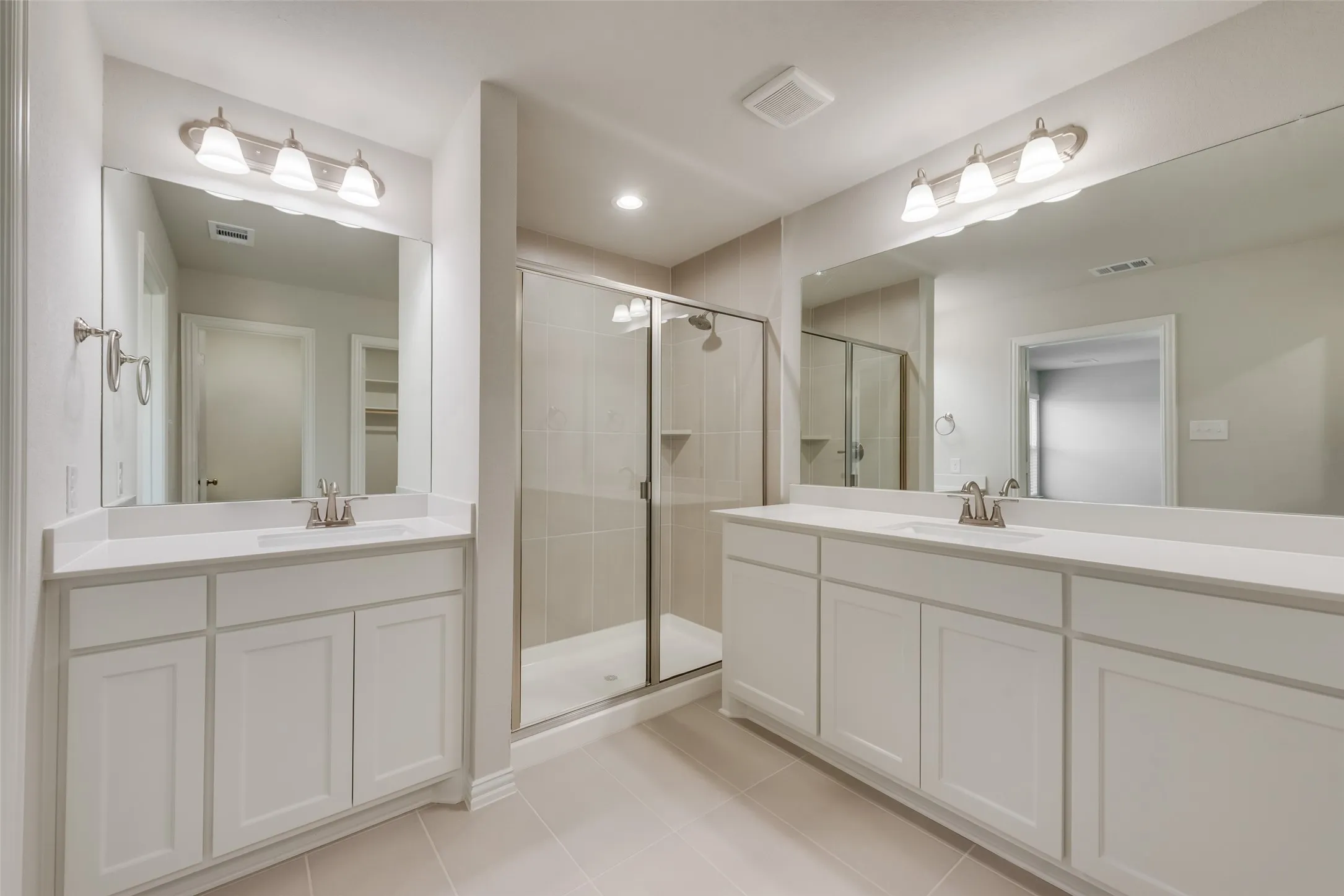 Townhouse For Rent in Tarrant County , 6909 Yellow Hammer Way, Arlington, Texas 76001, 3 Bedroom, 3 Bathroom, 2 Garage spaces, 1,705 Sqft, built in 2024, mls#21374960, Real Estate Agent in Arlington, Homes For Rent in Tarrant county, Homes For Rent in Arlington, Realtor in Arlington Texas, Real Estate Brokerage Independent Realty Texas, Luminita Cordes Realtor