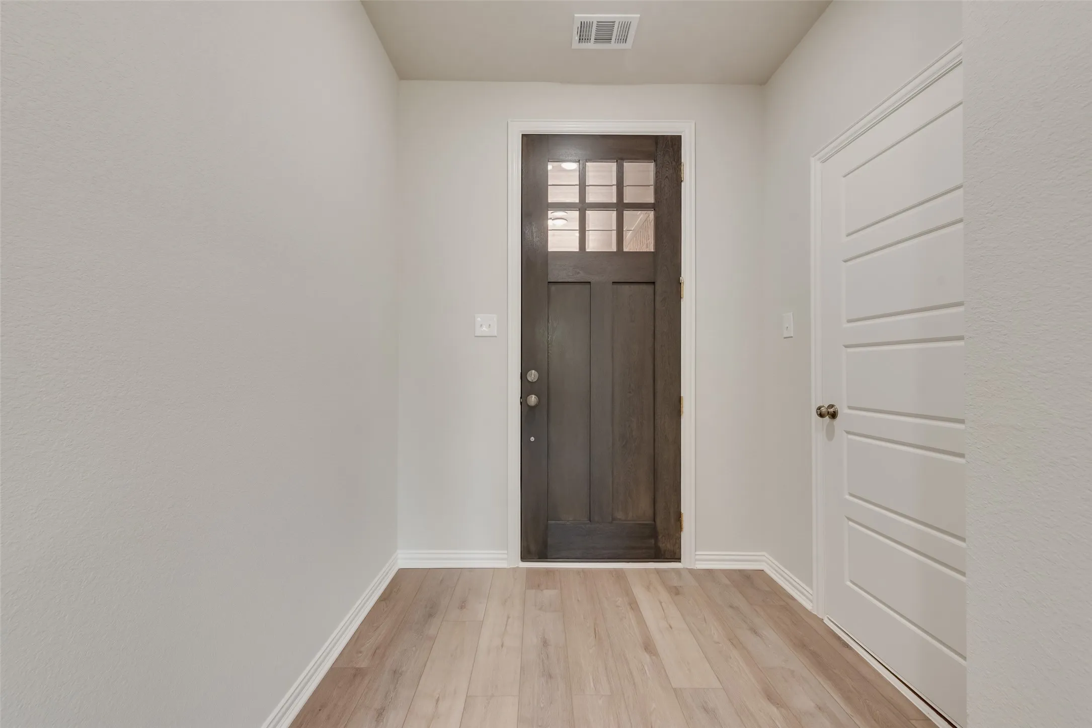 Townhouse For Rent in Tarrant County , 6909 Yellow Hammer Way, Arlington, Texas 76001, 3 Bedroom, 3 Bathroom, 2 Garage spaces, 1,705 Sqft, built in 2024, mls#21374960, Real Estate Agent in Arlington, Homes For Rent in Tarrant county, Homes For Rent in Arlington, Realtor in Arlington Texas, Real Estate Brokerage Independent Realty Texas, Luminita Cordes Realtor